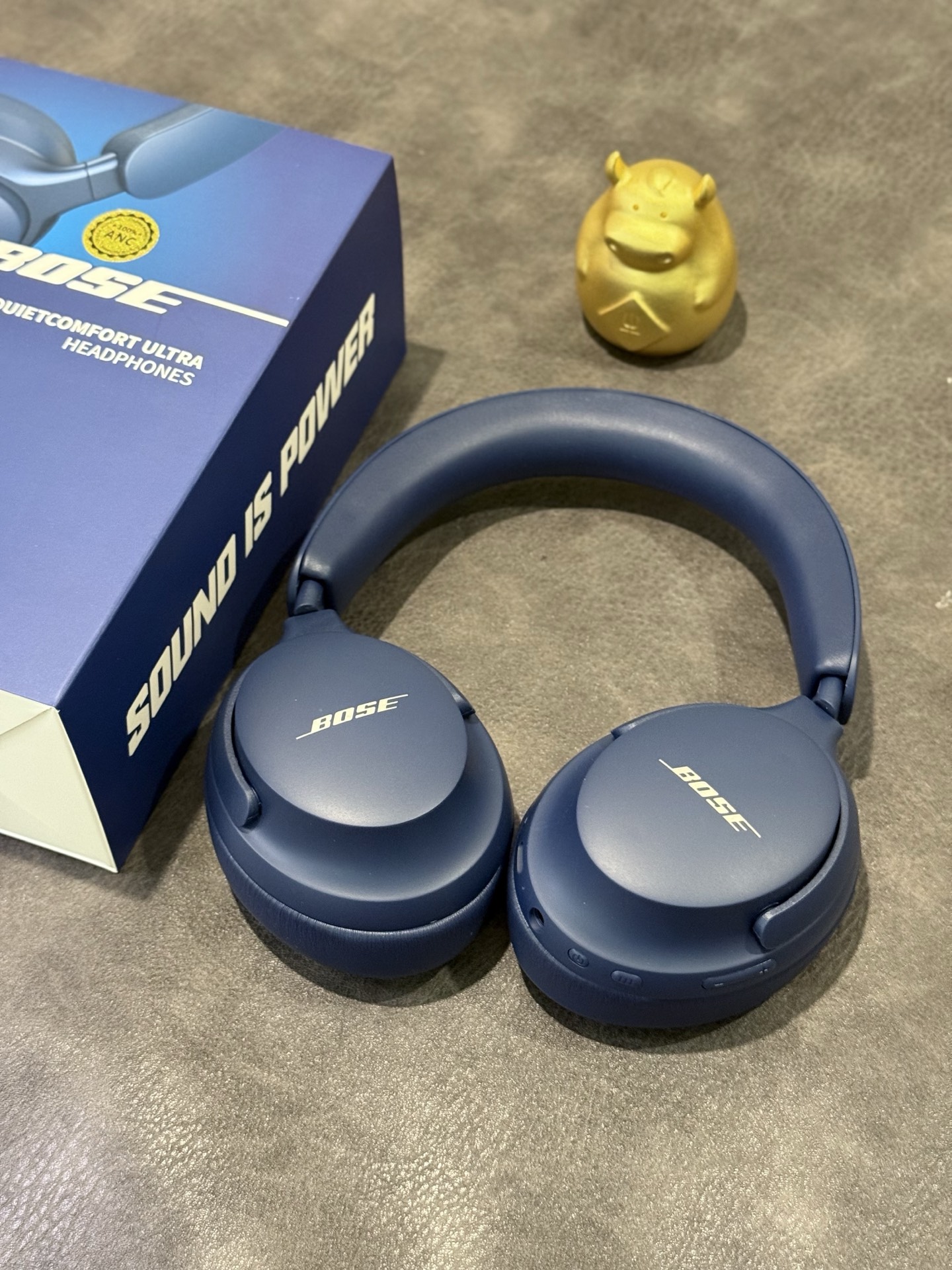 出厂批发价 Bose QuietComfort Ultra 头戴式耳机 原装1:1版本出货 专供大外贸客户充正的渠道货 真实降噪效果 秒杀市面华强北几十块的电子垃圾 正品同款ANC降噪 嘈杂工作环境人群的福音耳机 真实降噪效果 区别市面几十块没有降噪效果的样子货 声学毕业研究生调教 植入SUB环绕音效 欢迎品鉴 音质 效果直接对标千元级别耳机 非常推荐入手 ️ 正品同款小牛皮耳罩 质地柔软 内置吸音海绵耳塞 佩戴非常舒服 不会压耳朵 适合长时间佩戴 目前唯一带降噪的版本 认准ln出品 天花板品质 市面便宜通货太多 认准图中实拍红色京东标签 正品怎样到手就是怎样 音质效果不满意随意退 ️ 全套原盒包装 官网十分之一的价格给你同等体验 售后保修三个月 包装完好外观没磨损支持退换!