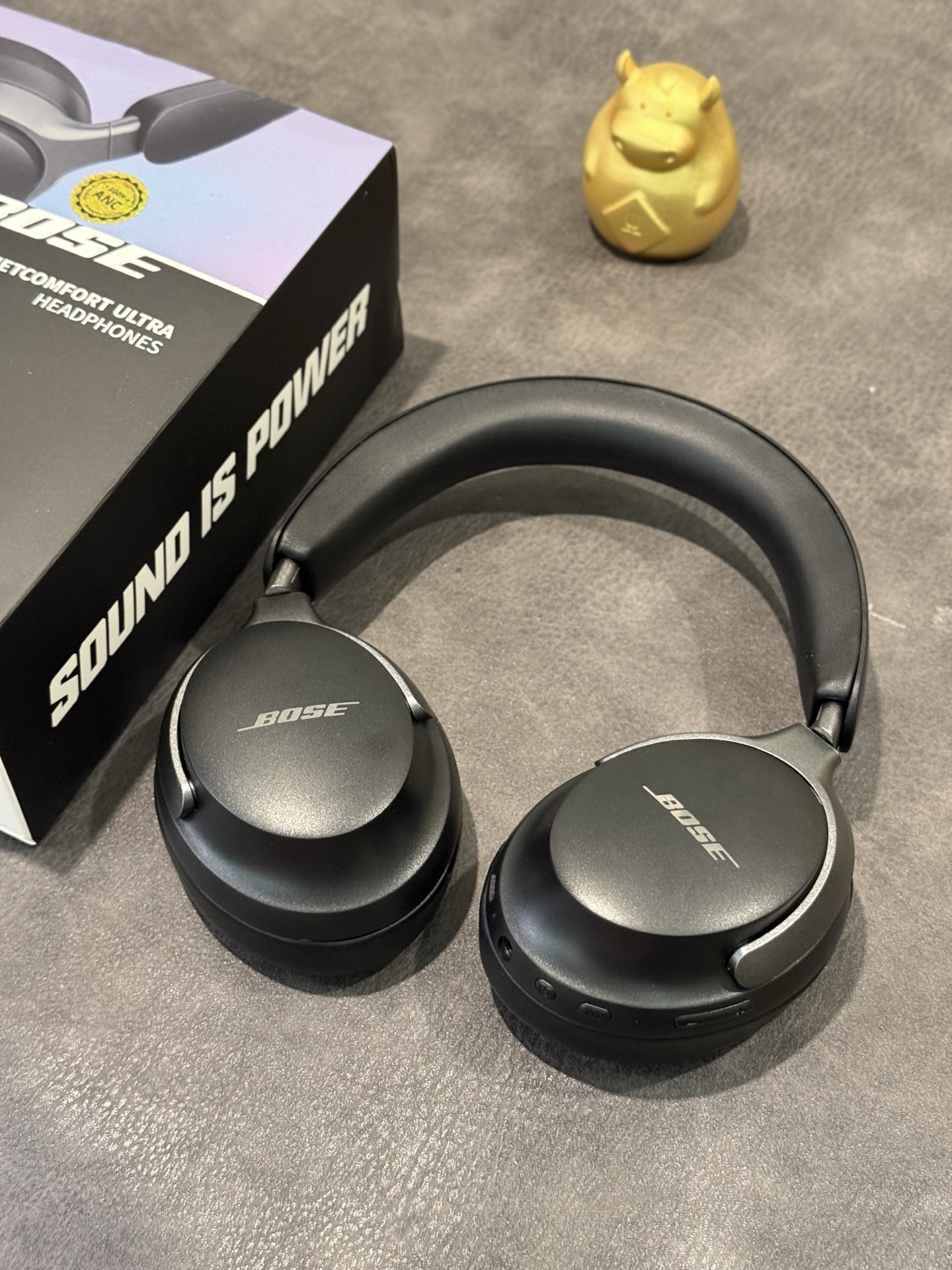 出厂批发价 Bose QuietComfort Ultra 头戴式耳机 原装1:1版本出货 专供大外贸客户充正的渠道货 真实降噪效果 秒杀市面华强北几十块的电子垃圾 正品同款ANC降噪 嘈杂工作环境人群的福音耳机 真实降噪效果 区别市面几十块没有降噪效果的样子货 声学毕业研究生调教 植入SUB环绕音效 欢迎品鉴 音质 效果直接对标千元级别耳机 非常推荐入手 ️ 正品同款小牛皮耳罩 质地柔软 内置吸音海绵耳塞 佩戴非常舒服 不会压耳朵 适合长时间佩戴 目前唯一带降噪的版本 认准ln出品 天花板品质 市面便宜通货太多 认准图中实拍红色京东标签 正品怎样到手就是怎样 音质效果不满意随意退 ️ 全套原盒包装 官网十分之一的价格给你同等体验 售后保修三个月 包装完好外观没磨损支持退换!