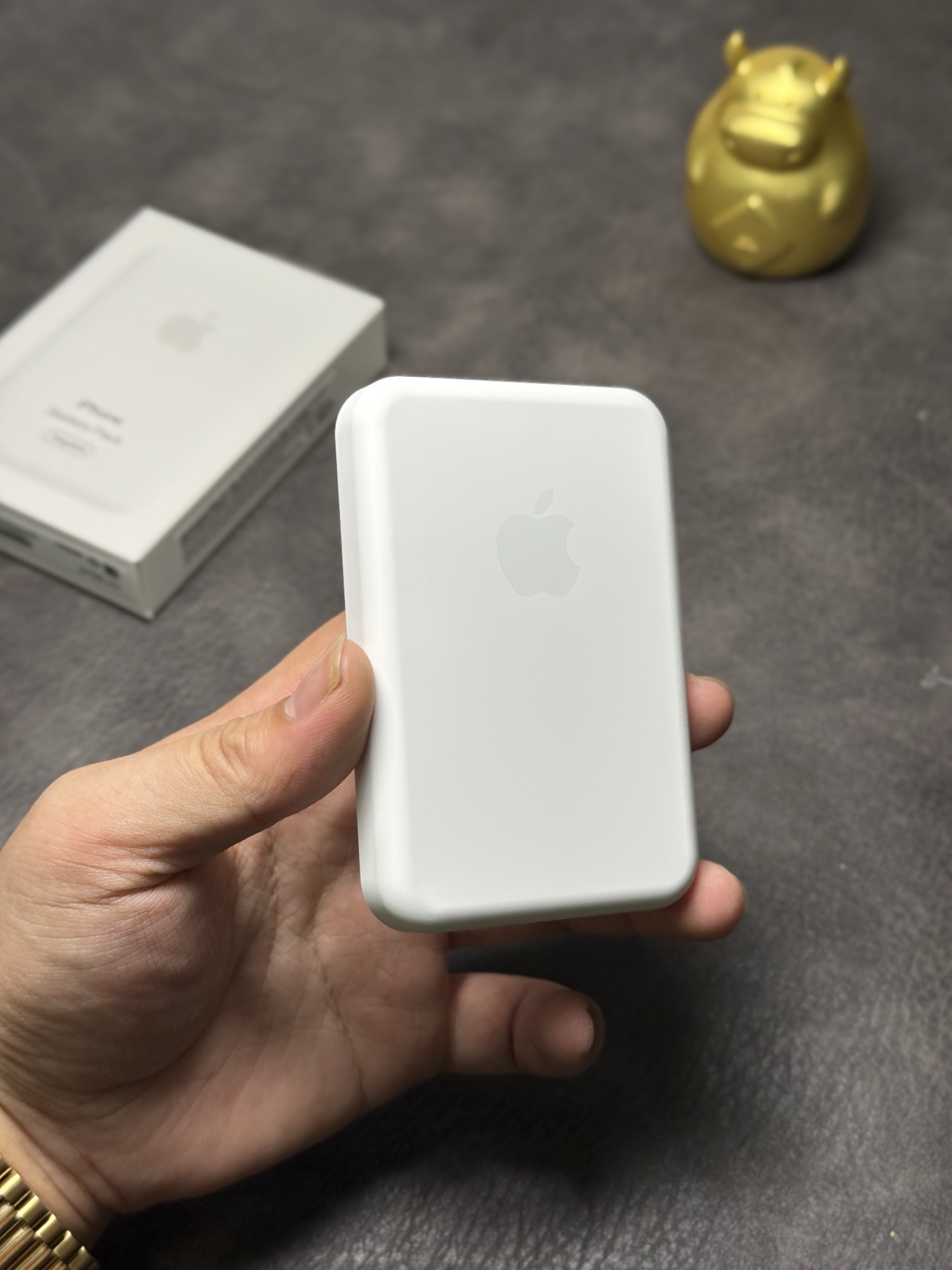 双12福利特价💰40
苹果MagSafe磁吸充电宝 高配版
跨境电商客户订单 高配1:1版本 带序列号
轻轻一靠 自动吸附 显示苹果弹窗充电动画
莆田工厂订单 专供外贸客户 真实3000毫安电池
秒杀市面华强北低配虚标版本 欢迎各位拆机对比
充电效率跟原装一样 单次可给手机充电60%左右
高效回血告别电量焦虑✔️应急充电必备神器

本产品售后保修三个月 外观没磨损支持退换‼️