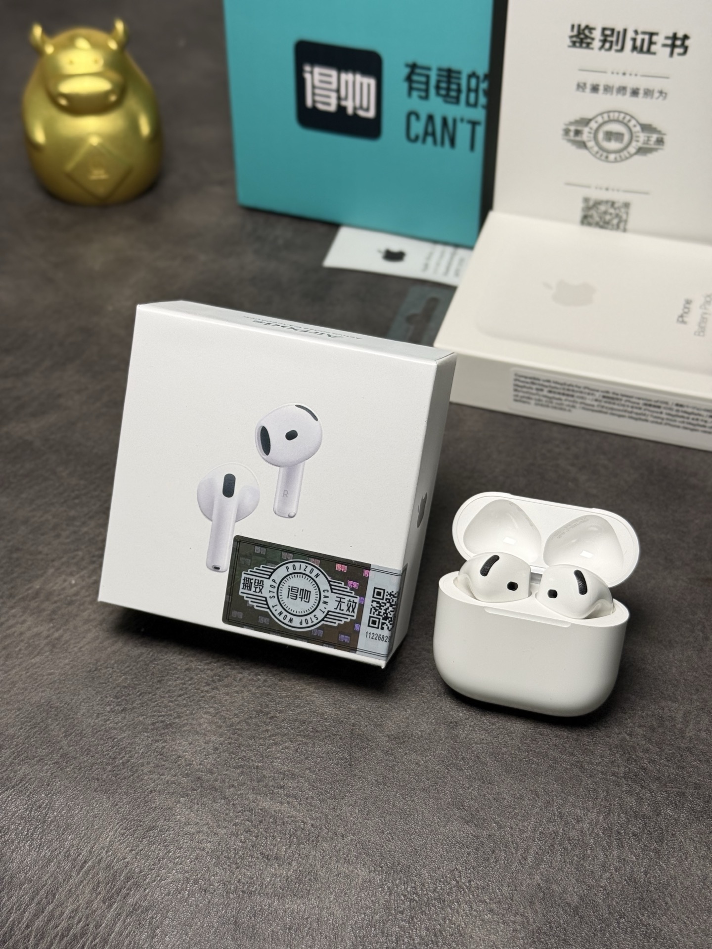出厂批发价💰170
ln毒版 苹果AirPods4 新四代降噪版
莆田工厂订单 外观功能都是最高标准1:1复刻正品
支持最新IOS26系统弹窗 设置界面显示完全一致
双击充电仓正面即可通过弹窗连接 步骤跟正品一样
包装激光刻码/本机序列号官网可查 专供外贸充正订单
跟华强北那种山寨电子垃圾不是一个层次的东西

喜欢半入耳的舒适性又想要带降噪  闭眼入这款‼️
真实皮肤传感器 佩戴听歌时候摘耳即停 入耳续播 
高通芯片方案代工 音质跟稳定性都是行业标杆
升级双麦混合降噪通透 实测降噪深度达42db
声学毕业生精心调教 无损音质精准还原livehouse
拒绝“参数虚标”的华强北山寨电子垃圾

当你在嘈杂环境打开降噪模式的时候 
你就会懂得 好的产品贵有贵的道理
毒版下单赠送苹果磁吸充电宝  保护壳 苹果挂绳
得物证书/防尘袋 专用发货小毒箱等配件
市面盗图混卖的太多 没有此配件都是假毒版
所有耳机售后保修三个月 耳机外观不磨损可退换‼️