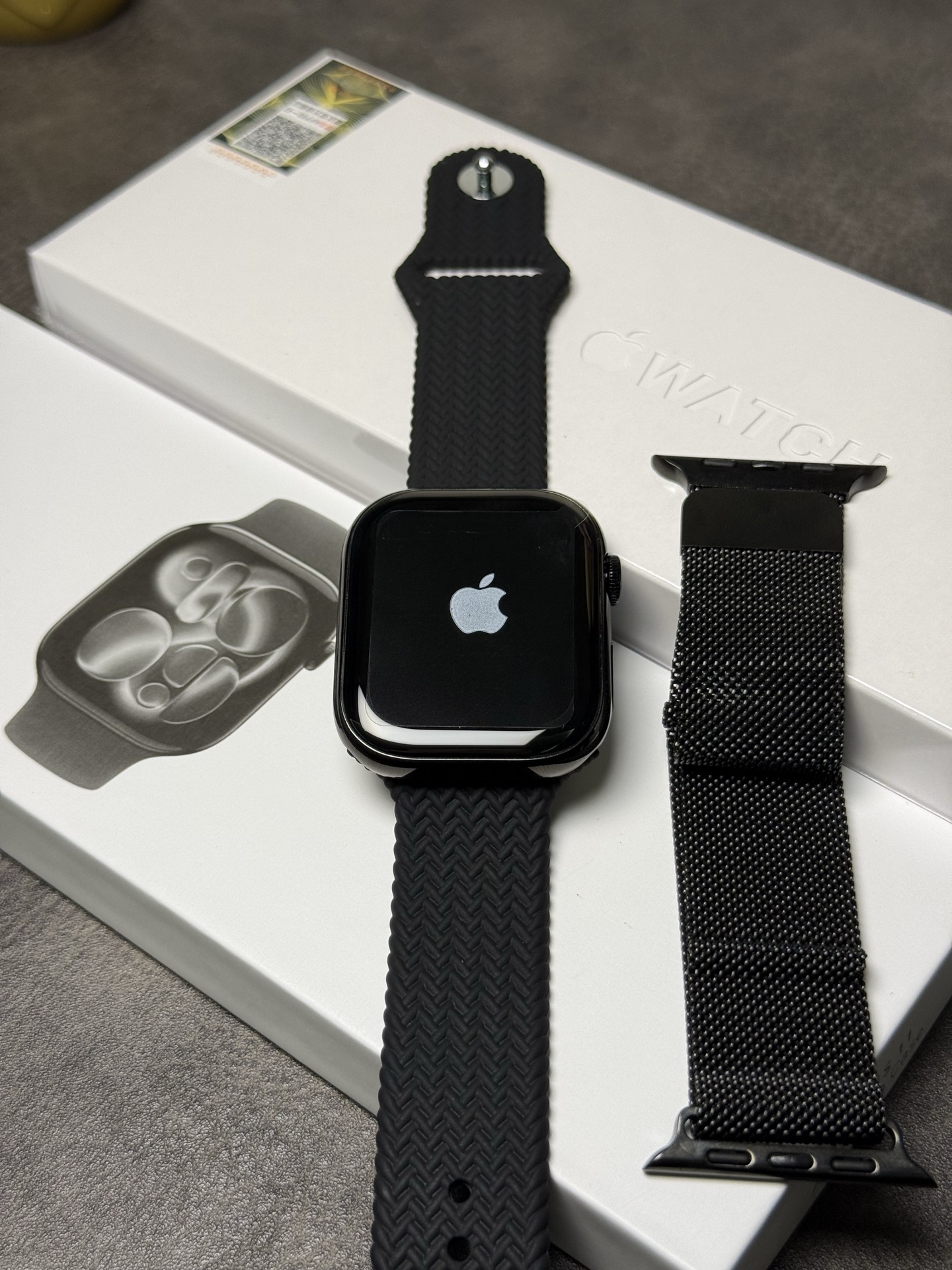 新款11代出货💯💰190 
苹果AppleWatch Series11 苹果11代手表 升级版
全新升级苹果新款IOS26系统同款玻璃质感界面 
新增回复微信消息功能‼️各位期待的升级款来了
目前唯一能在手表上直接回复微信消息的1:1苹果手表
莆田京东升级款 外包装跟正品一样带苹果图标
手表包装带序列号 可在官网查询保修✔️
到手逼格跟正品无异！区别市面华强北一眼假版本
46/42mm两种尺寸表盘可选‼️没备注默认发46mm
标配Amoled高清屏 黑暗环境下屏幕不会发灰漏光
398mah高压电池 常规使用续航可达3天左右 
全触海栎创816D触控方案 操作顺滑 运行流畅不卡顿
IP67级防水日常洗手/淋雨都不怕
新增功能1️⃣
健康监测，贴心守护：内置专业的心率、血压、血氧传感器，实时精准监测身体指标。睡眠监测功能也很强大，能分析睡眠质量，给出改善建议，就像私人健康管家，时刻关注身体状况
新增功能2️⃣
蓝牙5.3连接超稳定，来电、短信、微信等通知实时提醒，支持手表回复微信消息！AI语音助手超智能，查天气、设闹钟等
新增功能3️⃣
支持运动记录助力锻炼：支持跑步、骑行、瑜伽等几十种运动模式，自动识别运动状态，精准记录运动轨迹、步数、卡路里消耗等数据。
新增功能4️⃣
支持登录微信、回复微信消息！支付宝离线支付，出门不用带钱包，抬手一扫就能付款，购物、乘车超方便。还具备NFC功能，刷门禁轻松进出小区、办公楼。
新增功能5️⃣
支持下载小软件 上传照片/音乐等操作
手表可存储音乐 不带手机也能连接蓝牙耳机听歌

功能非常多 欢迎各位到手亲自把玩！
手表支持售后保修 报货赠送图中2条表带 水凝保护膜
非人为造成的免费保修三个月 屏幕膜不撕支持退换‼️
