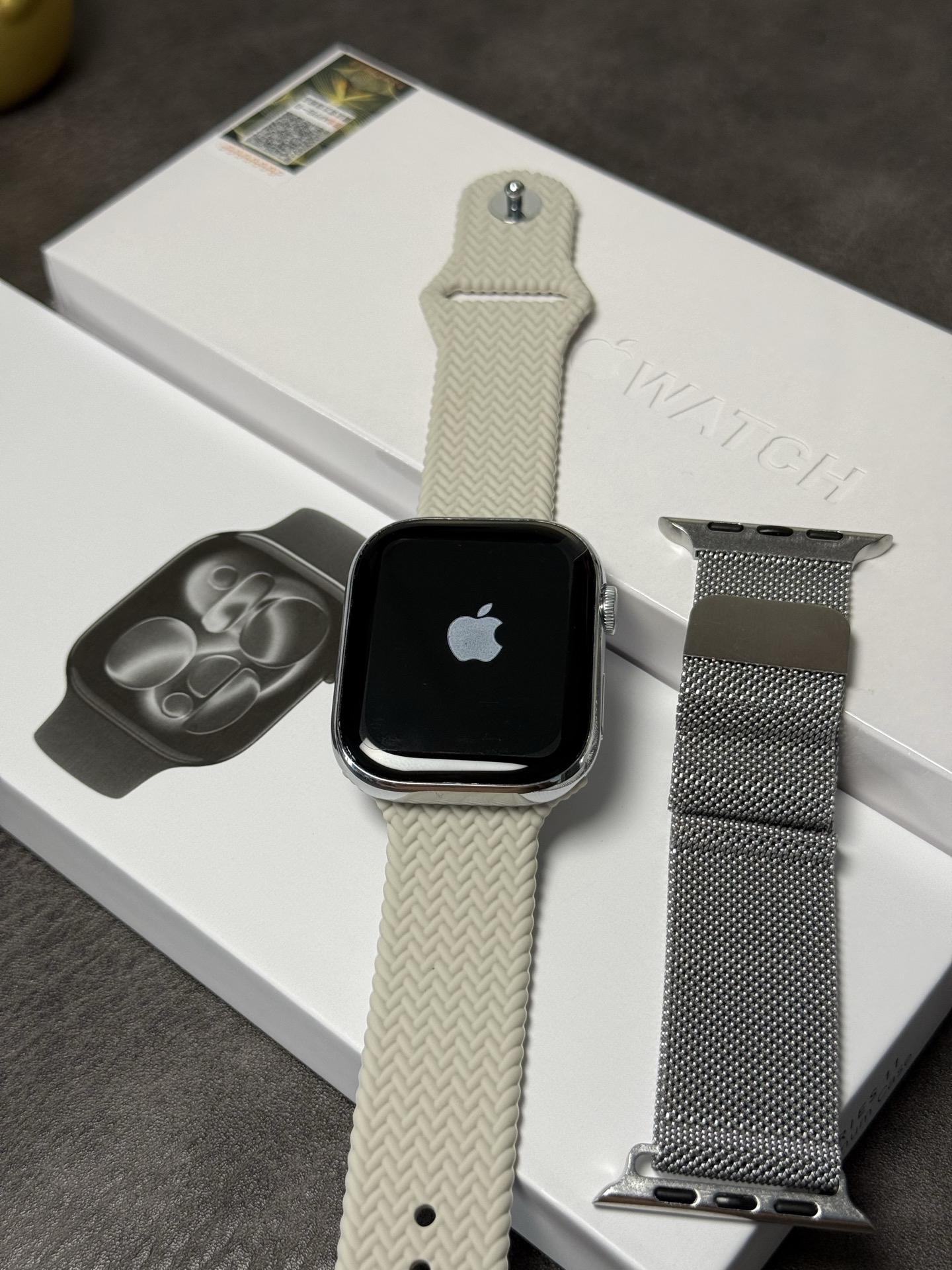 新款11代出货💯💰190 
苹果AppleWatch Series11 苹果11代手表 升级版
全新升级苹果新款IOS26系统同款玻璃质感界面 
新增回复微信消息功能‼️各位期待的升级款来了
目前唯一能在手表上直接回复微信消息的1:1苹果手表
莆田京东升级款 外包装跟正品一样带苹果图标
手表包装带序列号 可在官网查询保修✔️
到手逼格跟正品无异！区别市面华强北一眼假版本
46/42mm两种尺寸表盘可选‼️没备注默认发46mm
标配Amoled高清屏 黑暗环境下屏幕不会发灰漏光
398mah高压电池 常规使用续航可达3天左右 
全触海栎创816D触控方案 操作顺滑 运行流畅不卡顿
IP67级防水日常洗手/淋雨都不怕
新增功能1️⃣
健康监测，贴心守护：内置专业的心率、血压、血氧传感器，实时精准监测身体指标。睡眠监测功能也很强大，能分析睡眠质量，给出改善建议，就像私人健康管家，时刻关注身体状况
新增功能2️⃣
蓝牙5.3连接超稳定，来电、短信、微信等通知实时提醒，支持手表回复微信消息！AI语音助手超智能，查天气、设闹钟等
新增功能3️⃣
支持运动记录助力锻炼：支持跑步、骑行、瑜伽等几十种运动模式，自动识别运动状态，精准记录运动轨迹、步数、卡路里消耗等数据。
新增功能4️⃣
支持登录微信、回复微信消息！支付宝离线支付，出门不用带钱包，抬手一扫就能付款，购物、乘车超方便。还具备NFC功能，刷门禁轻松进出小区、办公楼。
新增功能5️⃣
支持下载小软件 上传照片/音乐等操作
手表可存储音乐 不带手机也能连接蓝牙耳机听歌

功能非常多 欢迎各位到手亲自把玩！
手表支持售后保修 报货赠送图中2条表带 水凝保护膜
非人为造成的免费保修三个月 屏幕膜不撕支持退换‼️