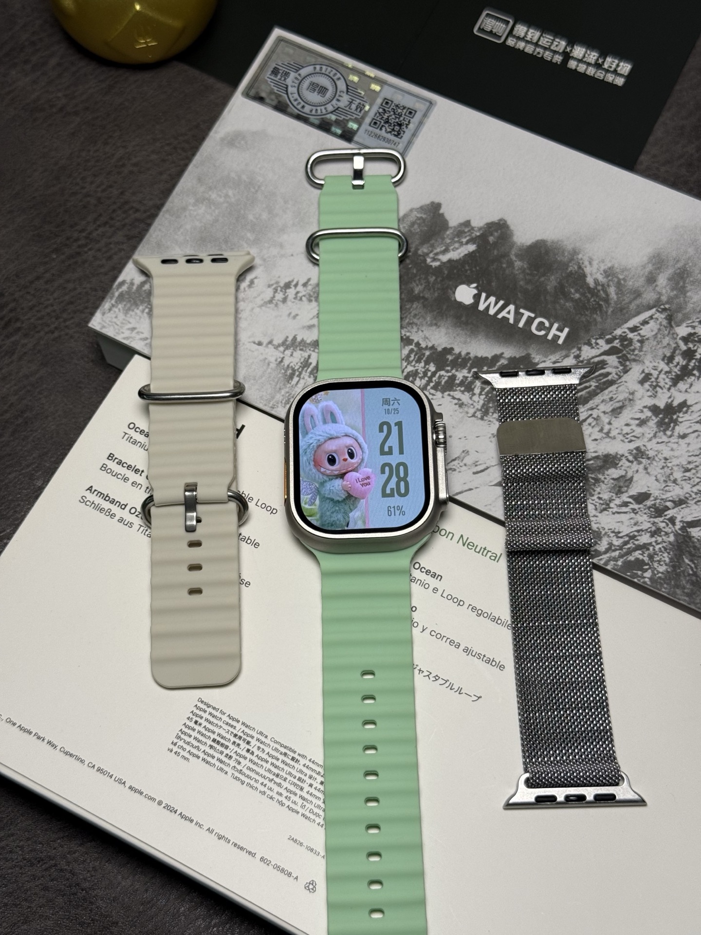 终于出货了💯💰240
ln毒版 苹果AppleWatch Ultra3 蓝牙手表 
全新升级WatchOS 26系统操作界面 唯一正确版
莆田工厂订单 真正1:1完美复刻 可通用正品配件
目前唯一能跟正品通用配件的版本 认准这一点‼️
市面其版本都无法做到能用正品保护壳跟配件
屏幕自带苹果logo原厂膜 高端复刻认准莆田制造
外观细节做工功能甩华强北那些山寨电子垃圾两条街
原装AMOLED臻彩屏 支持屏幕常亮以及熄屏显示
支持300+自定义表盘 主题风格随你切换 全部免费‼️

重磅功能来了！！各位注意看介绍
支持登录微信/可听微信语音 手表在线回微信
升级支付宝/微信离线支付 不带手机也可以出示付款码
支持登录网易云音乐 手表在线显示歌词等
升级全新矢量卫星地图 手表上面即可导航定位
内置DeepSeek人工智能 随时解答你的疑问
支持蓝牙通话/NFC门禁卡 离线付款码 噪音检测等
本地相册音乐/不带手机也可以离线连接蓝牙耳机听歌 
录音 股票 小说 股票信息 解压小游戏等 功能非常多
• 上百种运动模式 实时记录运动数据
• 精准心率/  睡眠质量深度分析  
• 女性健康周期提醒 贴心呵护每一天
电池全面升级 日常使用续航2天待机可达7天
强烈推荐各位入手一试！到手不满意包退换

报货赠送图中3条表带 搭配得物盒子发货
本产品售后保修三个月 屏幕膜没撕过可退换‼️