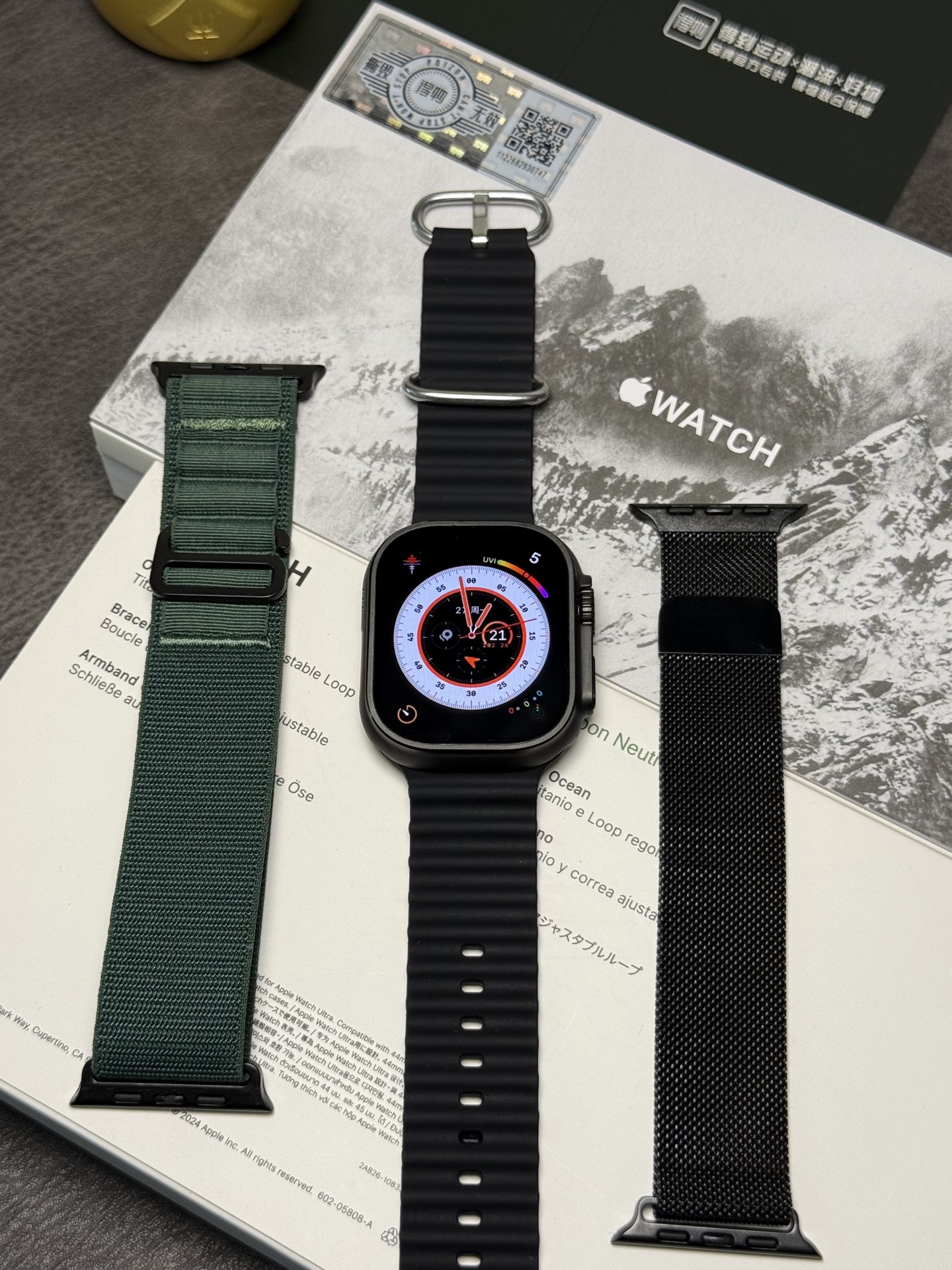 终于出货了💯💰240
ln毒版 苹果AppleWatch Ultra3 蓝牙手表 
全新升级WatchOS 26系统操作界面 唯一正确版
莆田工厂订单 真正1:1完美复刻 可通用正品配件
目前唯一能跟正品通用配件的版本 认准这一点‼️
市面其版本都无法做到能用正品保护壳跟配件
屏幕自带苹果logo原厂膜 高端复刻认准莆田制造
外观细节做工功能甩华强北那些山寨电子垃圾两条街
原装AMOLED臻彩屏 支持屏幕常亮以及熄屏显示
支持300+自定义表盘 主题风格随你切换 全部免费‼️

重磅功能来了！！各位注意看介绍
支持登录微信/可听微信语音 手表在线回微信
升级支付宝/微信离线支付 不带手机也可以出示付款码
支持登录网易云音乐 手表在线显示歌词等
升级全新矢量卫星地图 手表上面即可导航定位
内置DeepSeek人工智能 随时解答你的疑问
支持蓝牙通话/NFC门禁卡 离线付款码 噪音检测等
本地相册音乐/不带手机也可以离线连接蓝牙耳机听歌 
录音 股票 小说 股票信息 解压小游戏等 功能非常多
• 上百种运动模式 实时记录运动数据
• 精准心率/  睡眠质量深度分析  
• 女性健康周期提醒 贴心呵护每一天
电池全面升级 日常使用续航2天待机可达7天
强烈推荐各位入手一试！到手不满意包退换

报货赠送图中3条表带 搭配得物盒子发货
本产品售后保修三个月 屏幕膜没撕过可退换‼️