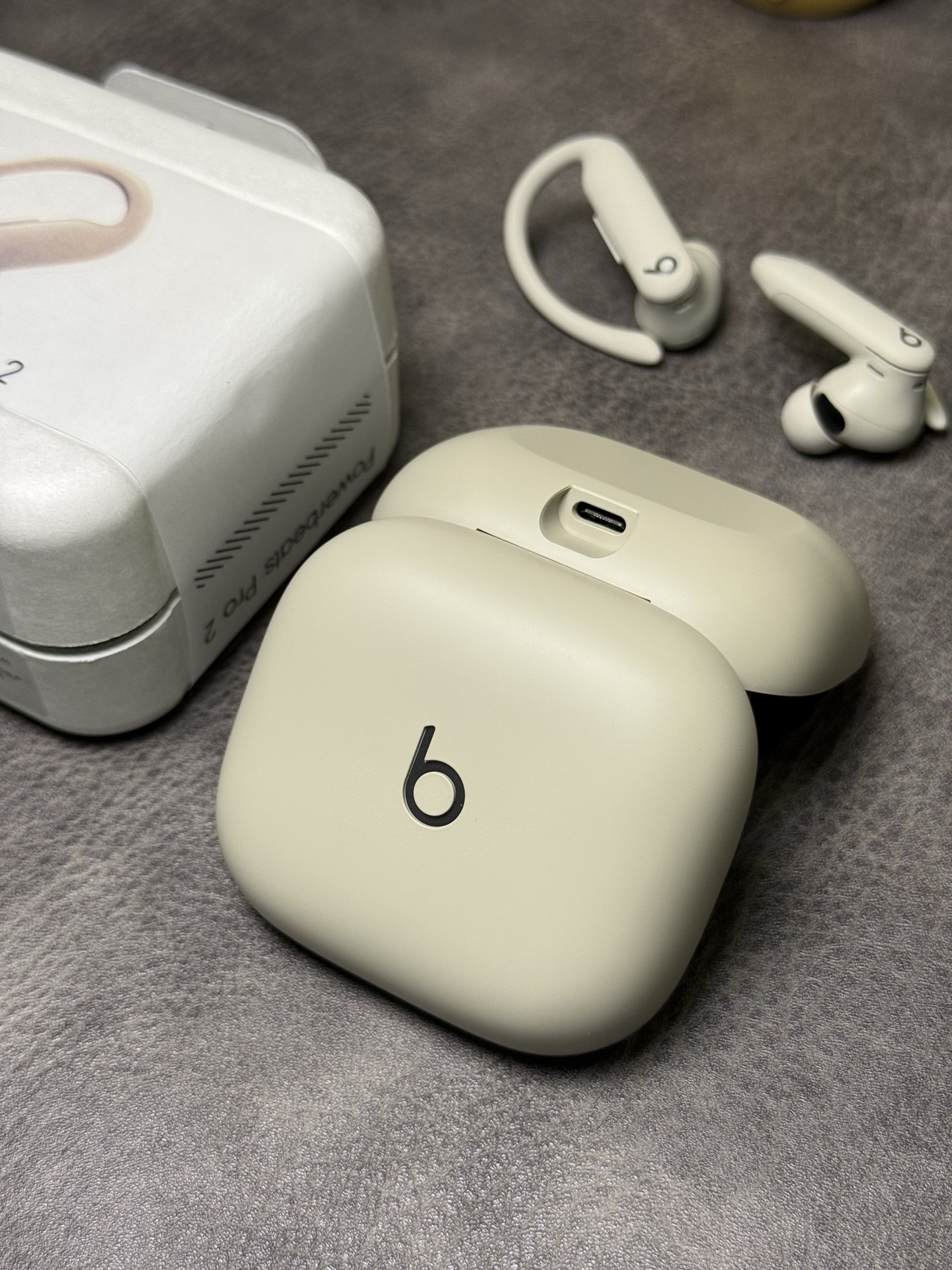 出厂批发价💰180
ln毒版 Beats Powerbeats Pro 2 挂耳式耳机
市面唯一正确版 欢迎各位对比🆚
外观壳料都是跟原装一样1:1复刻 莆田最高制造水准
充电仓logo凹版雕刻工艺 区分市面通货logo画上去的
耳机真实按键可开盖降噪/切歌 加减音量等操作
市面通货按键是摆设 无法切歌跟没有任何降噪效果‼️
具体区别对比可看最后一张图✔️认准ln毒版出品 包不会翻车
可以通用原装保护壳配件 所有做工全部对标原装
支持苹果弹窗连接/真实35db通透降噪效果
运动党本命耳机!Powerbeats Pro 2太顶了
这耳挂真的是运动党福音!用的那种有记忆的合金材质,戴上去能牢牢贴住耳廓,我跳帕梅拉、冲刺跑都没掉过。关键比老款轻了20%,戴一小时耳朵也不闷,还配了五种尺寸耳塞,小耳洞也能找到完美贴合的款。
音质降噪双在线 运动时音乐就是续命药!
充一次电加充电盒能扛30小时
充电盒还小了一圈,放运动背包侧兜刚好。
不管是苹果还是安卓都能用
抗汗抗水的材质,雨天跑步也不怕坏。
本产品支持售后
外观没磨损支持退换 售后保修三个月‼️