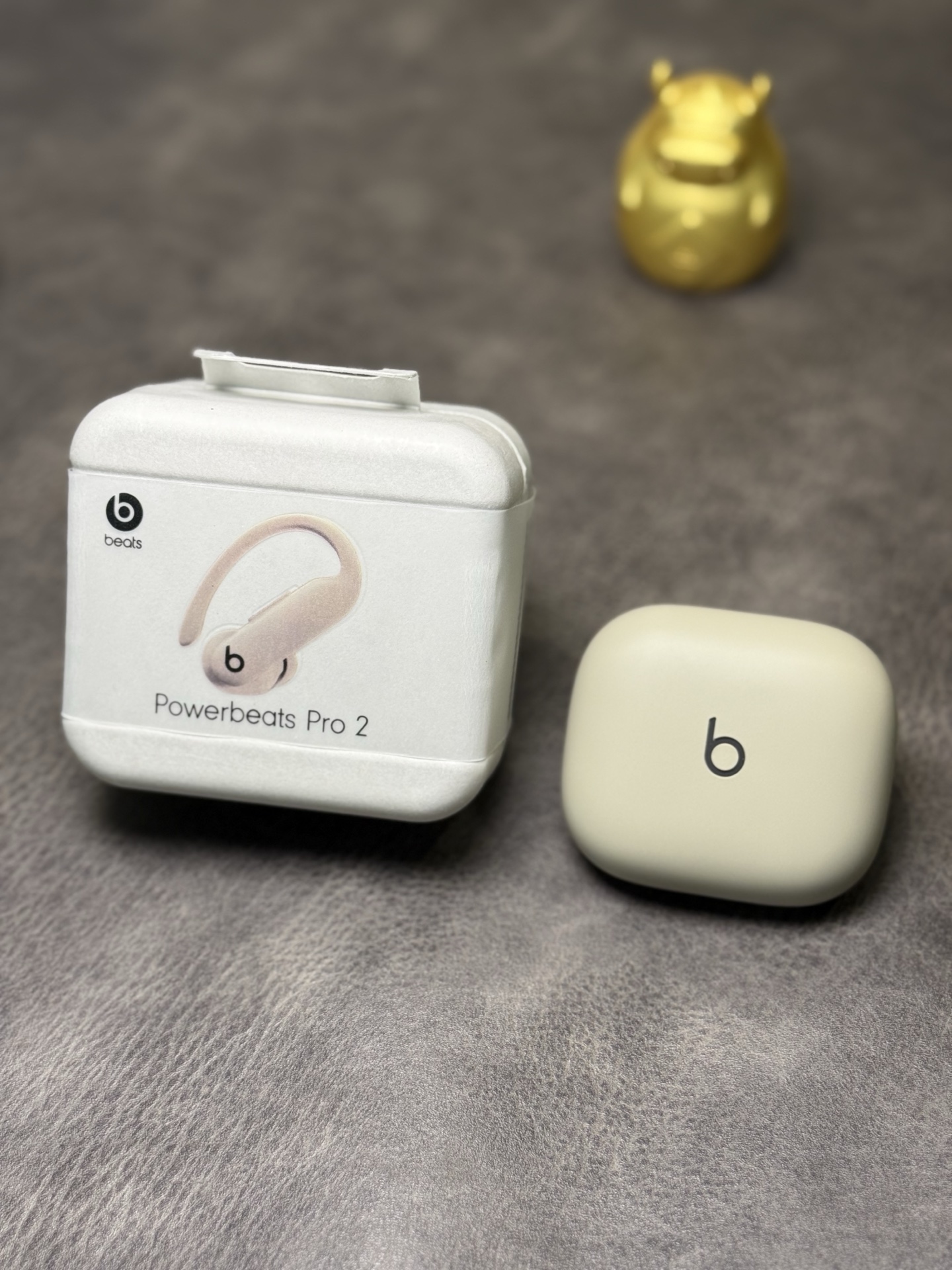 出厂批发价💰150
ln毒版 Beats Powerbeats Pro 2 挂耳式耳机
市面唯一正确版 欢迎各位对比🆚
外观壳料都是跟原装一样1:1复刻 莆田最高制造水准
充电仓logo凹版雕刻工艺 区分市面通货logo画上去的
耳机真实按键可开盖降噪/切歌 加减音量等操作
市面通货按键是摆设 无法切歌跟没有任何降噪效果‼️
具体区别对比可看最后一张图✔️认准ln毒版出品 包不会翻车
可以通用原装保护壳配件 所有做工全部对标原装
支持苹果弹窗连接/真实35db通透降噪效果

运动党本命耳机！Powerbeats Pro 2太顶了
这耳挂真的是运动党福音！用的那种有记忆的合金材质，戴上去能牢牢贴住耳廓，我跳帕梅拉、冲刺跑都没掉过。关键比老款轻了20%，戴一小时耳朵也不闷，还配了五种尺寸耳塞，小耳洞也能找到完美贴合的款。

音质降噪双在线 运动时音乐就是续命药！
充一次电加充电盒能扛30小时
充电盒还小了一圈，放运动背包侧兜刚好。
不管是苹果还是安卓都能用
抗汗抗水的材质，雨天跑步也不怕坏。
本产品支持售后
外观没磨损支持退换 售后保修三个月‼️