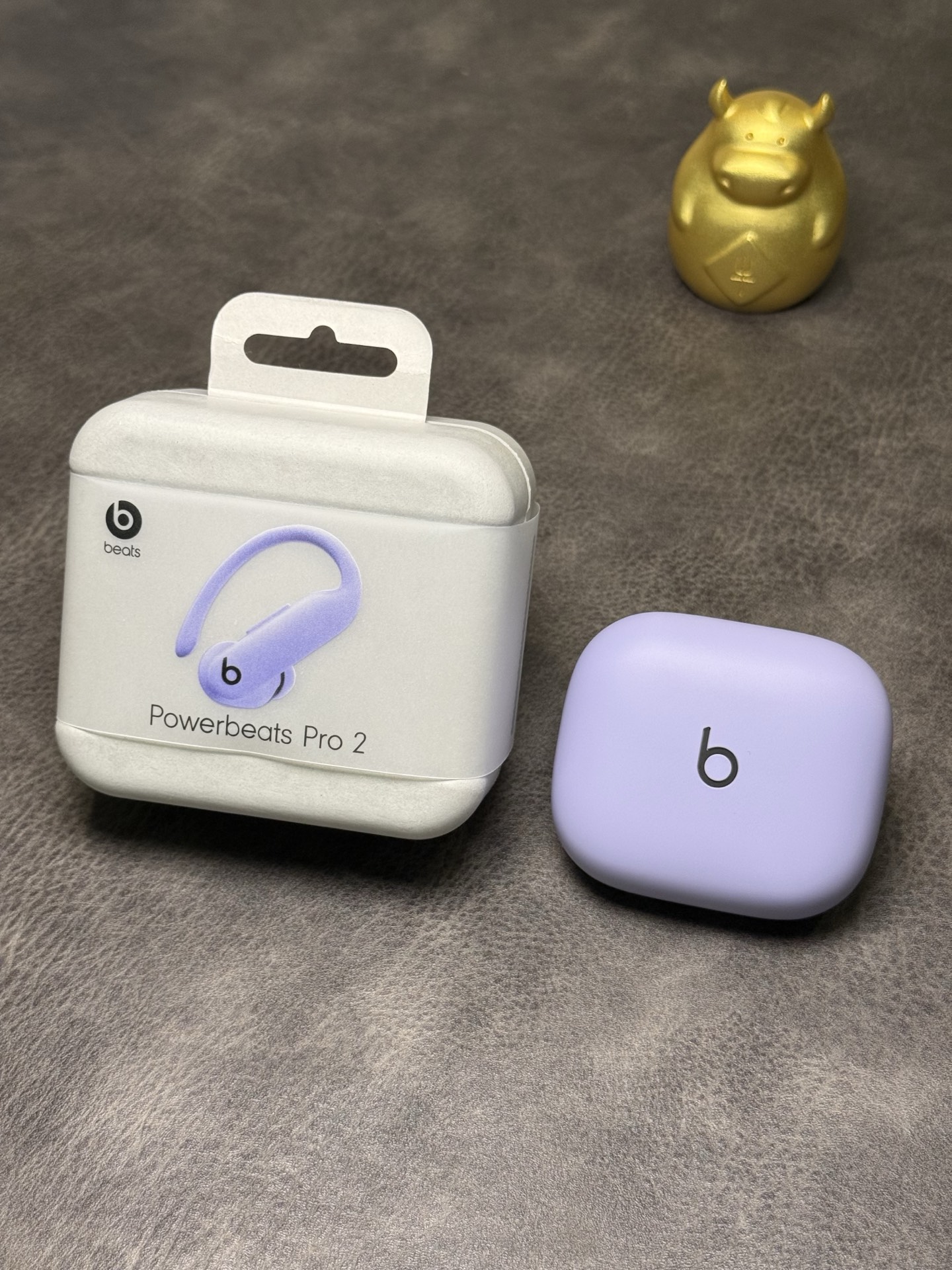 出厂批发价💰150
ln毒版 Beats Powerbeats Pro 2 挂耳式耳机
市面唯一正确版 欢迎各位对比🆚
外观壳料都是跟原装一样1:1复刻 莆田最高制造水准
充电仓logo凹版雕刻工艺 区分市面通货logo画上去的
耳机真实按键可开盖降噪/切歌 加减音量等操作
市面通货按键是摆设 无法切歌跟没有任何降噪效果‼️
具体区别对比可看最后一张图✔️认准ln毒版出品 包不会翻车
可以通用原装保护壳配件 所有做工全部对标原装
支持苹果弹窗连接/真实35db通透降噪效果

运动党本命耳机！Powerbeats Pro 2太顶了
这耳挂真的是运动党福音！用的那种有记忆的合金材质，戴上去能牢牢贴住耳廓，我跳帕梅拉、冲刺跑都没掉过。关键比老款轻了20%，戴一小时耳朵也不闷，还配了五种尺寸耳塞，小耳洞也能找到完美贴合的款。

音质降噪双在线 运动时音乐就是续命药！
充一次电加充电盒能扛30小时
充电盒还小了一圈，放运动背包侧兜刚好。
不管是苹果还是安卓都能用
抗汗抗水的材质，雨天跑步也不怕坏。
本产品支持售后
外观没磨损支持退换 售后保修三个月‼️