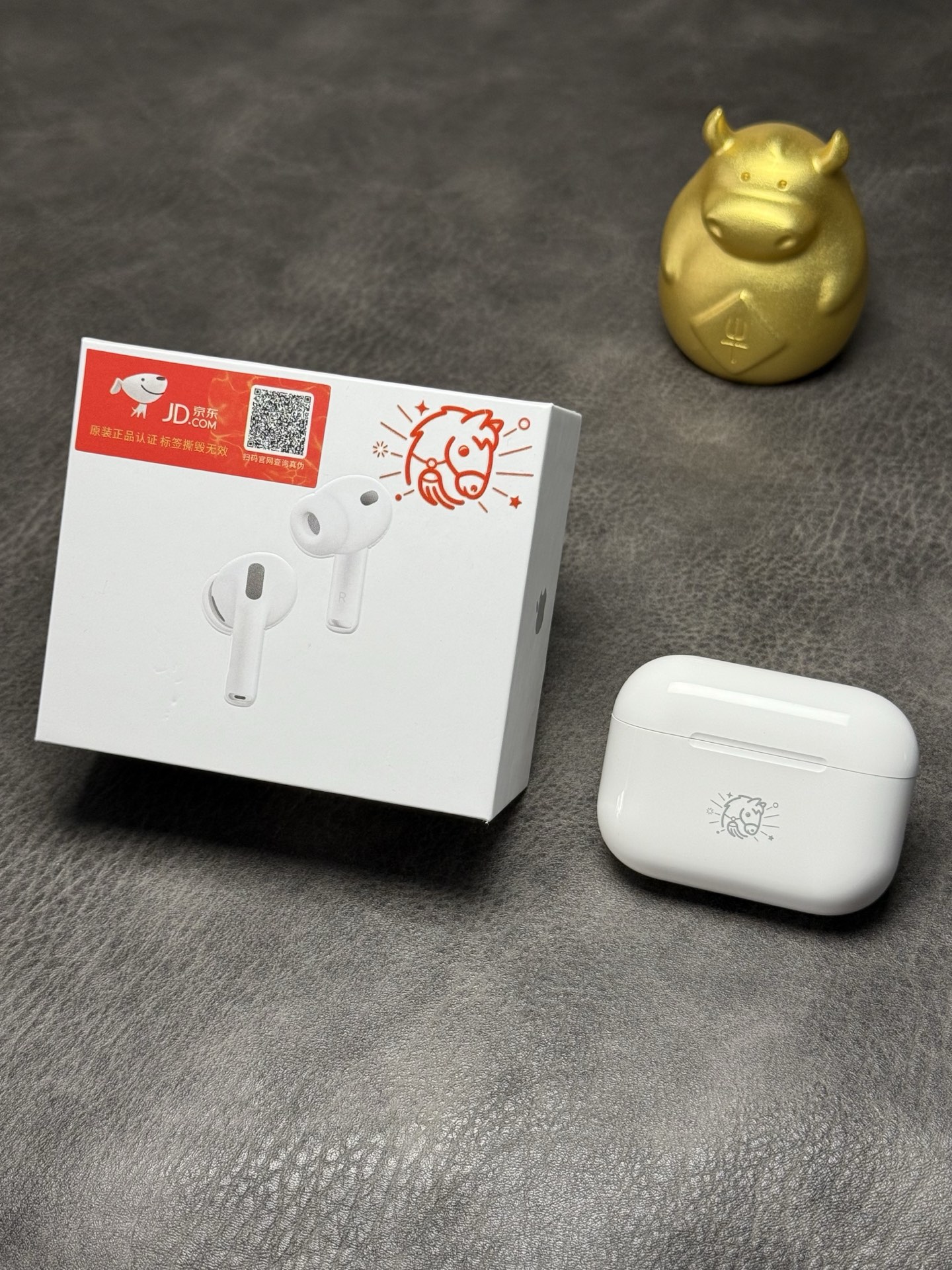 马年耳机出货‼️💰90
26年新款 苹果AirPodsPro3 马年限定款
苹果2026马年特别版耳机 莆田首家出货✔️
支持最新IOS26系统弹窗 设置界面显示完全一致
真实自适应降噪/通透功能 支持心率运动监测
双击充电仓弹窗连接 所有界面跟正品一样
跨境外贸客户订单 高品质1:1 质量非常牛逼
真实35db降噪/通透效果  音质绝对稳
真正1:1公司货 真实五码合一官网可查  
26年新款C口尾插跟包装 包装配件全部一致
弹窗显示/本机序列号/机身激光/原装1:1正品
真正外贸公司高品质货
不要拿华强北几十块的电子垃圾来比 
两个层次的东西 没有可比性‼️

各位放心冲 到手不满意随时可退
图片均为实拍 照片什么样 实物就是什么样
下单赠送保护壳/替换耳塞/专用挂绳
本产品支持售后
质量问题保修三个月 外观不磨损支持退换