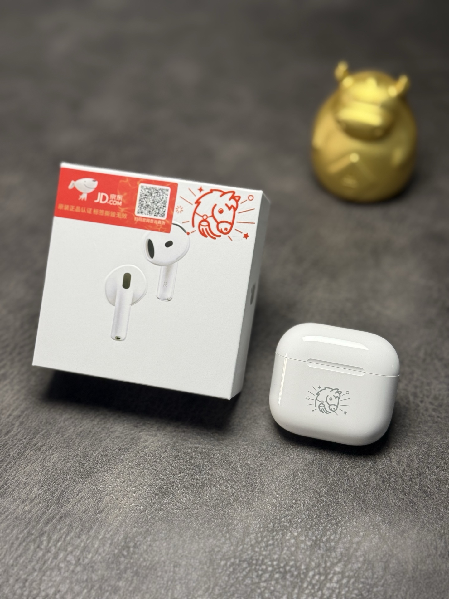 马年耳机出货‼️💰90
马年限定🐴苹果AirPods4 降噪版
苹果2026马年特别版耳机 莆田首家出货✔️
支持最新IOS26系统弹窗 设置界面显示完全一致
真实自适应降噪/通透功能 35db深度降噪
双击充电仓弹窗连接 所有界面跟正品一样
跨境外贸客户订单 高品质1:1 质量非常牛逼
真实35db降噪/通透效果  音质绝对稳
真正1:1公司货 真实五码合一官网可查  
26年新款C口尾插跟包装 包装配件全部一致
弹窗显示/本机序列号/机身激光/原装1:1正品
真正外贸公司高品质货
不要拿华强北几十块的电子垃圾来比 
两个层次的东西 没有可比性‼️

各位放心冲 到手不满意随时可退
图片均为实拍 照片什么样 实物就是什么样
本产品支持售后
质量问题保修三个月 外观不磨损支持退换