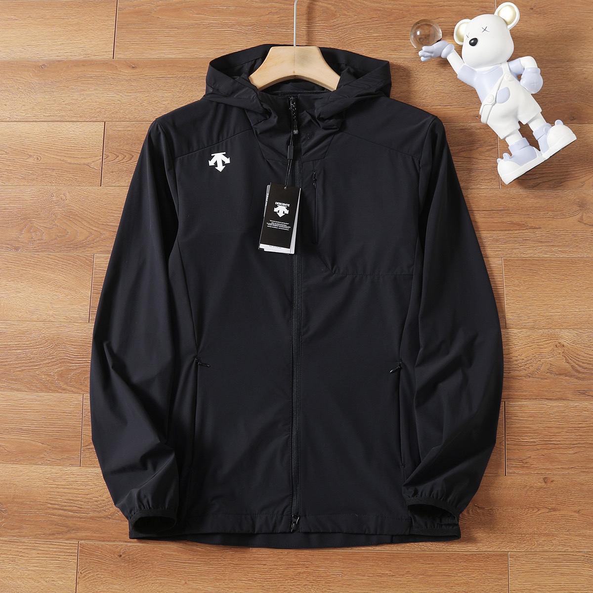 供💰115
DESCENTE/迪桑特夏季新款男士户外防晒衣情侣款连帽皮肤衣外套。采用防风防泼水轻薄面料柔软透气,面料87.6%锦纶12.4%氨纶。面料主打轻量透气防晒,科技成分浓厚!腋下带透气孔。。人体力学设计剪裁,运动,健身,户外或是日常穿着都非常舒适,活动自如。品质好!手感好…不变形!夏季或者早秋穿短袖打底即可 轻盈舒适又好搭 今天给大家带来的这款防晒衣来自全球前+的运动品牌,迪家也是最近几年来在外贸圈最火的户外运动品牌了!婴儿肌肤般舒适的同时,纳米反紫外线功能强大。
颜色:黑色、白色、灰色、
尺码:M-3XL
M胸围106衣长67(建议100-120斤)
L胸围110衣长69(建议120-140斤)
XL胸围114衣长71(建议140-155斤)
2XL胸围118衣长73(建议155-170斤)
3XL胸围122衣长75(建议170-190斤)
