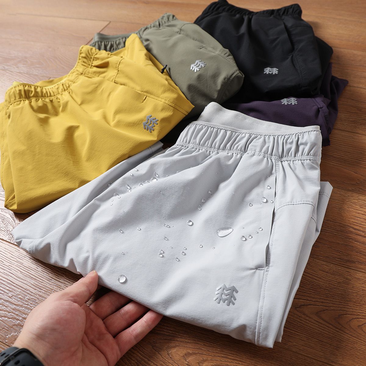 💰130
KOLON S💰ORT可隆夏季新款户外轻量化速干短裤,专业户外级!!透气 轻量 耐用 功能多样
立体剪裁 ,面料核心科技,高强度四面弹,Aaequ... Air...相似面料,耐磨抗撕裂 弹性纤维加入 高弹舒适 随意运动,轻薄且贴身舒适 轻盈专业夏季定制
修身款式 搭配拼接剪裁 ,拉链口袋,腰部调节扣,面料经过dwr环保防泼水技术处理 ,防风防水 ,轻量化速干,裁剪运用人体工学的立体感设计
款式1.1的版本 ,超高性价比,无标品质线下实体500+随便卖
这款系列的裤子 户外功能性强 时尚感特强 随意百搭!
颜色:黑色、灰白色、黄色、绿色、紫色、
尺码:S-4XL
S裤长46腰围68臀围103(建议90-100斤)
M裤长47腰围72臀围107(建议100-120斤)
L裤长48腰围76臀围111(建议120-140斤)
XL裤长49腰围80臀围115(建议140-160斤)
2XL裤长50腰围84臀围119(建议160-180斤)
3XL裤长51腰围88臀围123(建议180-200斤)
4XL裤长52腰围92臀围127(建议200-220斤)