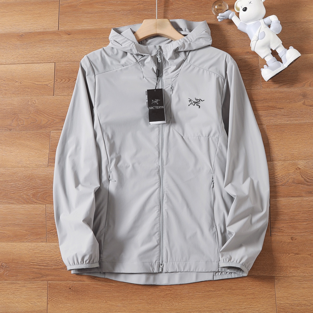 供💰115
ARC'TERYX/始祖鸟夏季新款男士户外防晒衣情侣款连帽皮肤衣外套。采用防风防泼水轻薄面料柔软透气，面料87.6%锦纶12.4%氨纶。面料主打轻量透气防晒，科技成分浓厚！腋下带透气孔。。人体力学设计剪裁，运动，健身，户外或是日常穿着B1219都非常舒适，活动自如。品质好！手感好&hellip;不变形！夏季或者早秋穿短袖打底即可 轻盈舒适又好搭 今天给大家带来的这款防晒衣来自全球前+的运动品牌，鸟家也是最近几年来在外贸圈最火的户外运动品牌了！婴儿肌肤般舒适的同时，纳米反紫外线功能强大。

颜色:黑色、白色、灰色、
尺码:M-5XL

M胸围106衣长67（建议100-120斤）
L胸围110衣长69（建议120-140斤）
XL胸围114衣长71（建议140-155斤）
2XL胸围118衣长73（建议155-170斤）
3XL胸围122衣长75（建议170-185斤）
4XL胸围126衣长77(建议185-200斤)
5XL胸围130衣长79（建议200-215斤）








