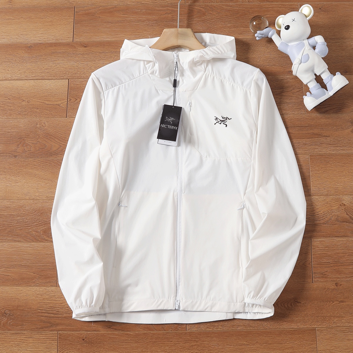 供💰115
ARC'TERYX/始祖鸟夏季新款男士户外防晒衣情侣款连帽皮肤衣外套。采用防风防泼水轻薄面料柔软透气，面料87.6%锦纶12.4%氨纶。面料主打轻量透气防晒，科技成分浓厚！腋下带透气孔。。人体力学设计剪裁，运动，健身，户外或是日常穿着B1219都非常舒适，活动自如。品质好！手感好&hellip;不变形！夏季或者早秋穿短袖打底即可 轻盈舒适又好搭 今天给大家带来的这款防晒衣来自全球前+的运动品牌，鸟家也是最近几年来在外贸圈最火的户外运动品牌了！婴儿肌肤般舒适的同时，纳米反紫外线功能强大。

颜色:黑色、白色、灰色、
尺码:M-5XL

M胸围106衣长67（建议100-120斤）
L胸围110衣长69（建议120-140斤）
XL胸围114衣长71（建议140-155斤）
2XL胸围118衣长73（建议155-170斤）
3XL胸围122衣长75（建议170-185斤）
4XL胸围126衣长77(建议185-200斤)
5XL胸围130衣长79（建议200-215斤）








