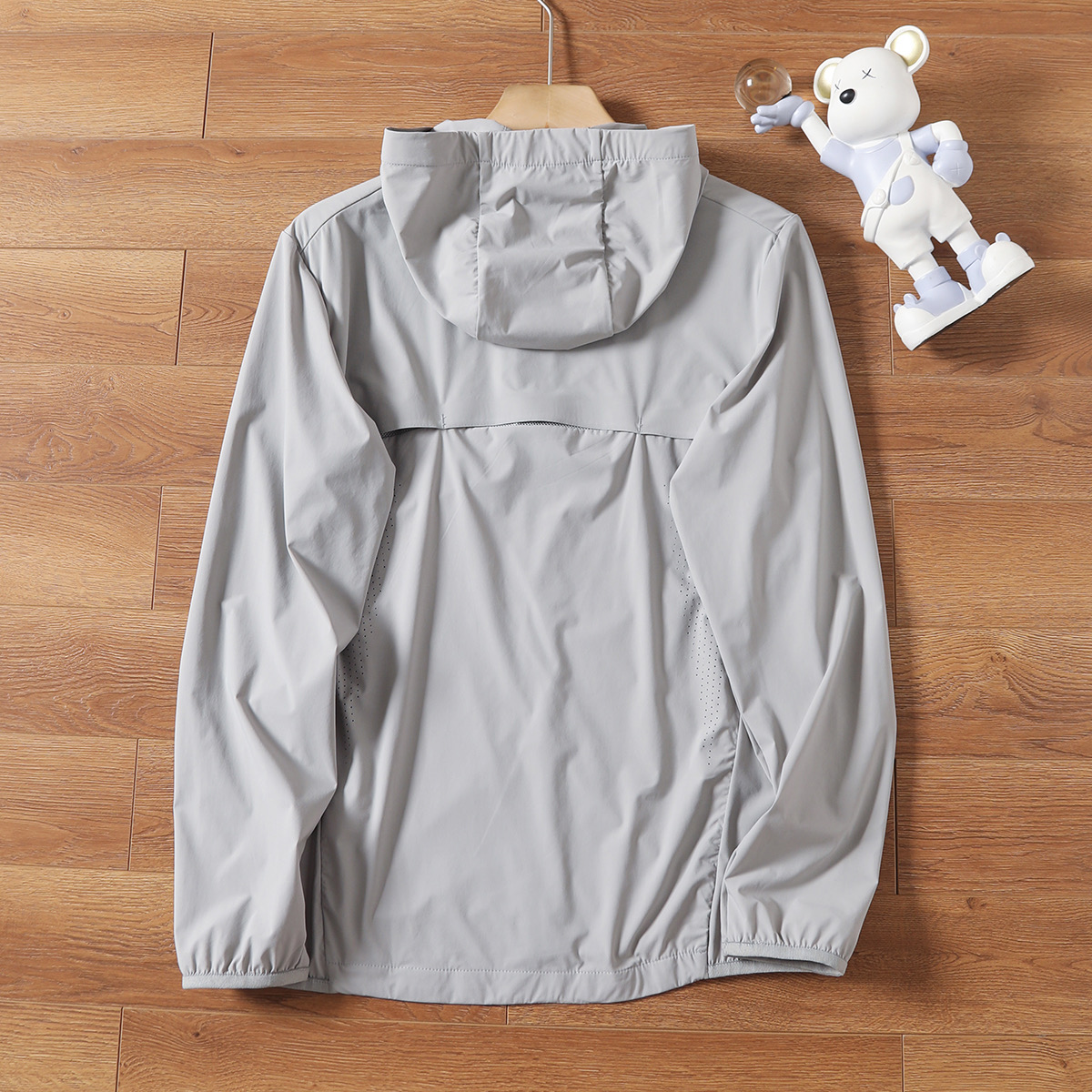 供💰115
ARC'TERYX/始祖鸟夏季新款男士户外防晒衣情侣款连帽皮肤衣外套。采用防风防泼水轻薄面料柔软透气，面料87.6%锦纶12.4%氨纶。面料主打轻量透气防晒，科技成分浓厚！腋下带透气孔。。人体力学设计剪裁，运动，健身，户外或是日常穿着B1219都非常舒适，活动自如。品质好！手感好&hellip;不变形！夏季或者早秋穿短袖打底即可 轻盈舒适又好搭 今天给大家带来的这款防晒衣来自全球前+的运动品牌，鸟家也是最近几年来在外贸圈最火的户外运动品牌了！婴儿肌肤般舒适的同时，纳米反紫外线功能强大。

颜色:黑色、白色、灰色、
尺码:M-5XL

M胸围106衣长67（建议100-120斤）
L胸围110衣长69（建议120-140斤）
XL胸围114衣长71（建议140-155斤）
2XL胸围118衣长73（建议155-170斤）
3XL胸围122衣长75（建议170-185斤）
4XL胸围126衣长77(建议185-200斤)
5XL胸围130衣长79（建议200-215斤）








