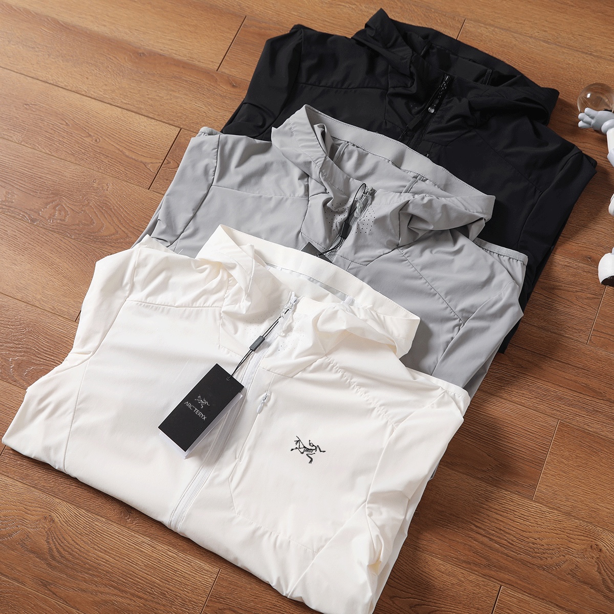 供💰115
ARC'TERYX/始祖鸟夏季新款男士户外防晒衣情侣款连帽皮肤衣外套。采用防风防泼水轻薄面料柔软透气，面料87.6%锦纶12.4%氨纶。面料主打轻量透气防晒，科技成分浓厚！腋下带透气孔。。人体力学设计剪裁，运动，健身，户外或是日常穿着B1219都非常舒适，活动自如。品质好！手感好&hellip;不变形！夏季或者早秋穿短袖打底即可 轻盈舒适又好搭 今天给大家带来的这款防晒衣来自全球前+的运动品牌，鸟家也是最近几年来在外贸圈最火的户外运动品牌了！婴儿肌肤般舒适的同时，纳米反紫外线功能强大。

颜色:黑色、白色、灰色、
尺码:M-5XL

M胸围106衣长67（建议100-120斤）
L胸围110衣长69（建议120-140斤）
XL胸围114衣长71（建议140-155斤）
2XL胸围118衣长73（建议155-170斤）
3XL胸围122衣长75（建议170-185斤）
4XL胸围126衣长77(建议185-200斤)
5XL胸围130衣长79（建议200-215斤）








