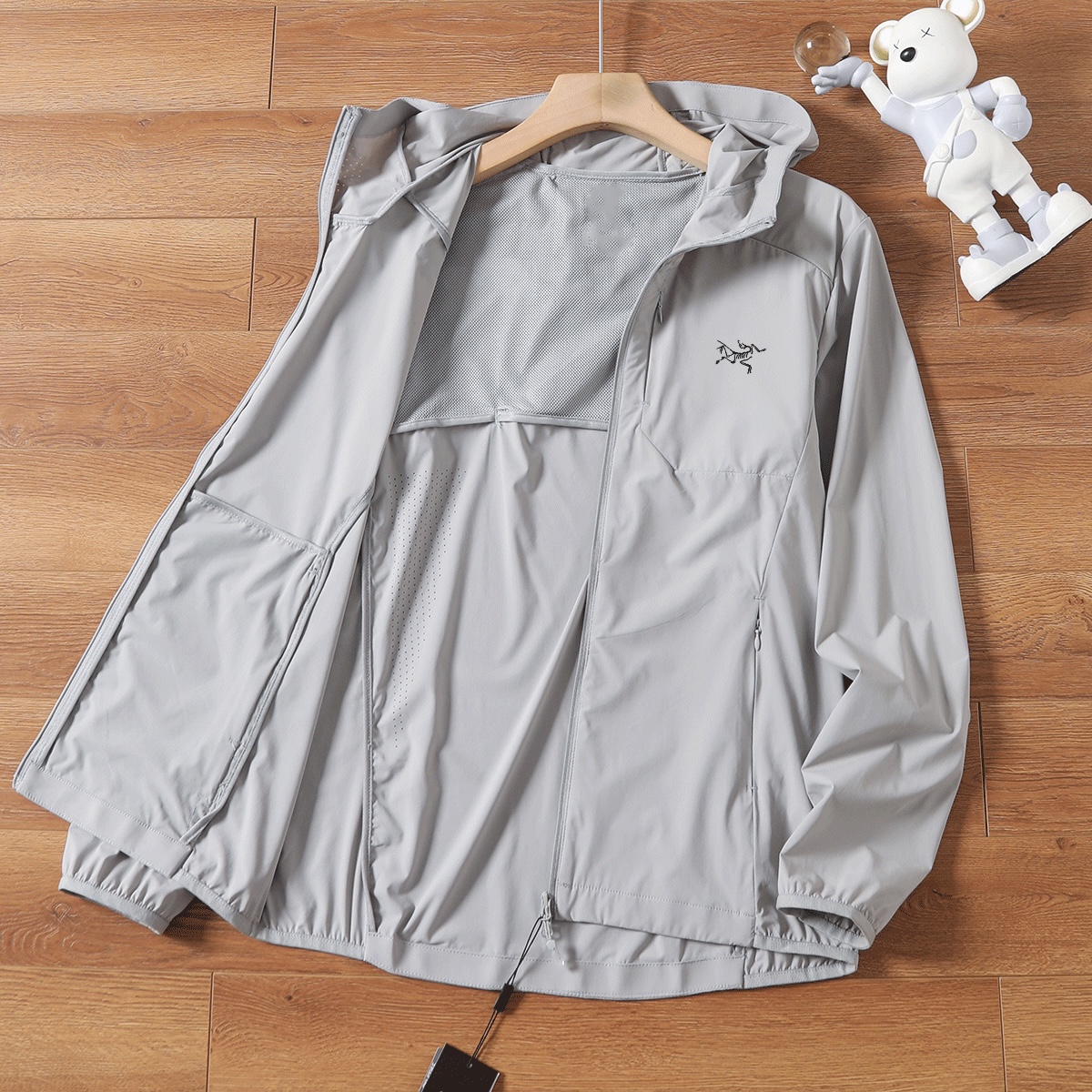 供💰115
ARC'TERYX/始祖鸟夏季新款男士户外防晒衣情侣款连帽皮肤衣外套。采用防风防泼水轻薄面料柔软透气，面料87.6%锦纶12.4%氨纶。面料主打轻量透气防晒，科技成分浓厚！腋下带透气孔。。人体力学设计剪裁，运动，健身，户外或是日常穿着B1219都非常舒适，活动自如。品质好！手感好&hellip;不变形！夏季或者早秋穿短袖打底即可 轻盈舒适又好搭 今天给大家带来的这款防晒衣来自全球前+的运动品牌，鸟家也是最近几年来在外贸圈最火的户外运动品牌了！婴儿肌肤般舒适的同时，纳米反紫外线功能强大。

颜色:黑色、白色、灰色、
尺码:M-5XL

M胸围106衣长67（建议100-120斤）
L胸围110衣长69（建议120-140斤）
XL胸围114衣长71（建议140-155斤）
2XL胸围118衣长73（建议155-170斤）
3XL胸围122衣长75（建议170-185斤）
4XL胸围126衣长77(建议185-200斤)
5XL胸围130衣长79（建议200-215斤）








