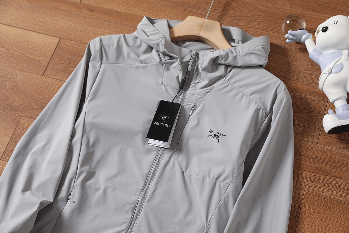 供💰115
ARC'TERYX/始祖鸟夏季新款男士户外防晒衣情侣款连帽皮肤衣外套。采用防风防泼水轻薄面料柔软透气，面料87.6%锦纶12.4%氨纶。面料主打轻量透气防晒，科技成分浓厚！腋下带透气孔。。人体力学设计剪裁，运动，健身，户外或是日常穿着B1219都非常舒适，活动自如。品质好！手感好&hellip;不变形！夏季或者早秋穿短袖打底即可 轻盈舒适又好搭 今天给大家带来的这款防晒衣来自全球前+的运动品牌，鸟家也是最近几年来在外贸圈最火的户外运动品牌了！婴儿肌肤般舒适的同时，纳米反紫外线功能强大。

颜色:黑色、白色、灰色、
尺码:M-5XL

M胸围106衣长67（建议100-120斤）
L胸围110衣长69（建议120-140斤）
XL胸围114衣长71（建议140-155斤）
2XL胸围118衣长73（建议155-170斤）
3XL胸围122衣长75（建议170-185斤）
4XL胸围126衣长77(建议185-200斤)
5XL胸围130衣长79（建议200-215斤）








