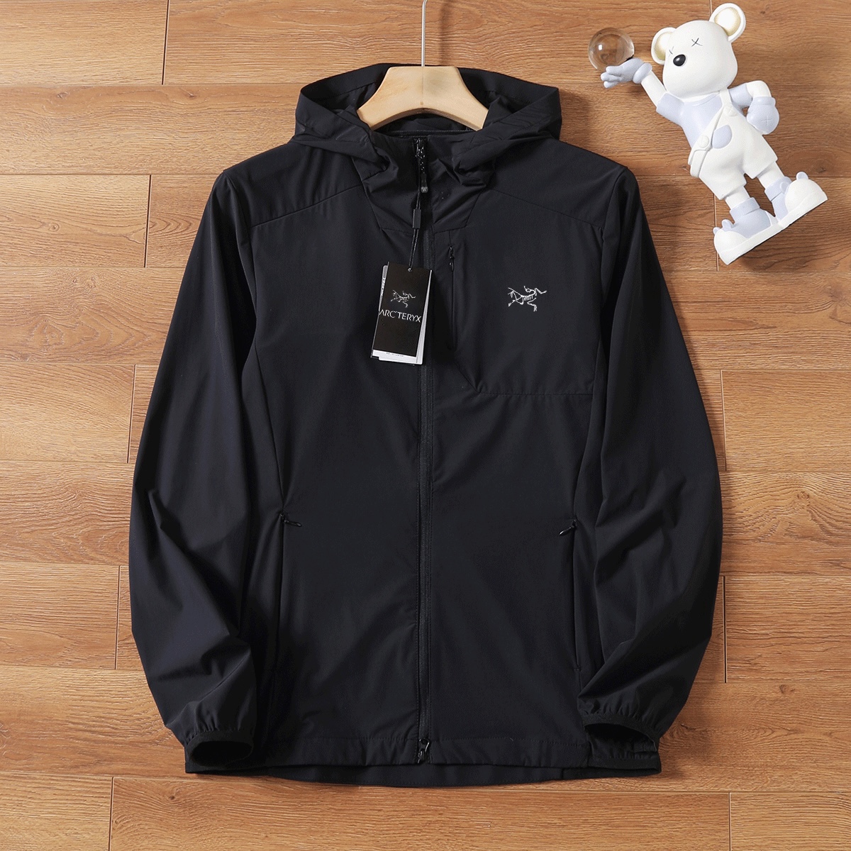 供💰115
ARC'TERYX/始祖鸟夏季新款男士户外防晒衣情侣款连帽皮肤衣外套。采用防风防泼水轻薄面料柔软透气，面料87.6%锦纶12.4%氨纶。面料主打轻量透气防晒，科技成分浓厚！腋下带透气孔。。人体力学设计剪裁，运动，健身，户外或是日常穿着B1219都非常舒适，活动自如。品质好！手感好&hellip;不变形！夏季或者早秋穿短袖打底即可 轻盈舒适又好搭 今天给大家带来的这款防晒衣来自全球前+的运动品牌，鸟家也是最近几年来在外贸圈最火的户外运动品牌了！婴儿肌肤般舒适的同时，纳米反紫外线功能强大。

颜色:黑色、白色、灰色、
尺码:M-5XL

M胸围106衣长67（建议100-120斤）
L胸围110衣长69（建议120-140斤）
XL胸围114衣长71（建议140-155斤）
2XL胸围118衣长73（建议155-170斤）
3XL胸围122衣长75（建议170-185斤）
4XL胸围126衣长77(建议185-200斤)
5XL胸围130衣长79（建议200-215斤）








