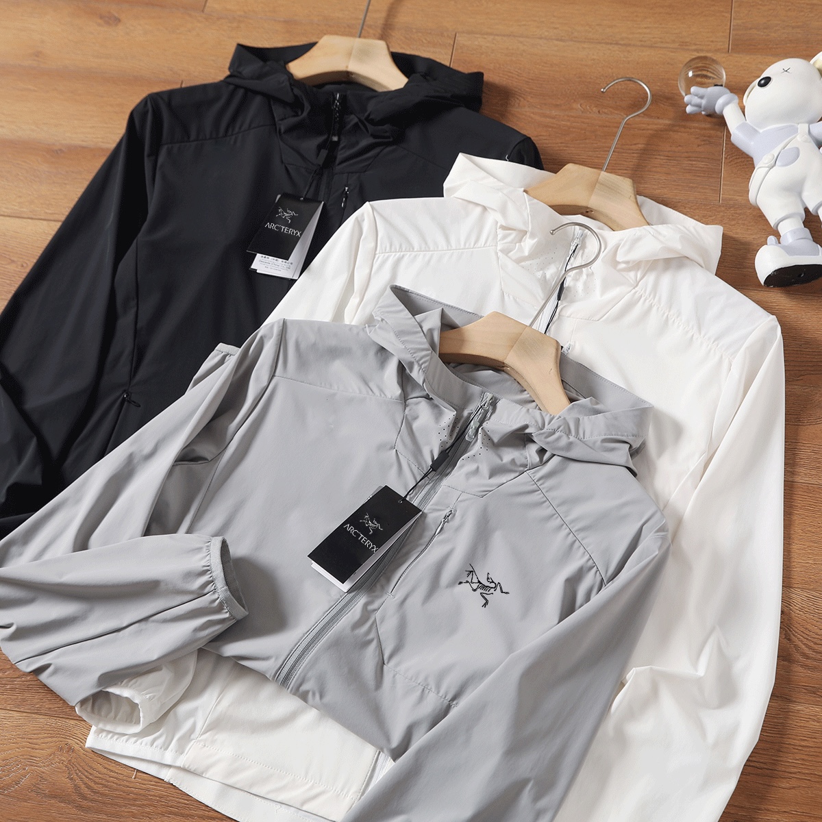 供💰115
ARC'TERYX/始祖鸟夏季新款男士户外防晒衣情侣款连帽皮肤衣外套。采用防风防泼水轻薄面料柔软透气，面料87.6%锦纶12.4%氨纶。面料主打轻量透气防晒，科技成分浓厚！腋下带透气孔。。人体力学设计剪裁，运动，健身，户外或是日常穿着B1219都非常舒适，活动自如。品质好！手感好&hellip;不变形！夏季或者早秋穿短袖打底即可 轻盈舒适又好搭 今天给大家带来的这款防晒衣来自全球前+的运动品牌，鸟家也是最近几年来在外贸圈最火的户外运动品牌了！婴儿肌肤般舒适的同时，纳米反紫外线功能强大。

颜色:黑色、白色、灰色、
尺码:M-5XL

M胸围106衣长67（建议100-120斤）
L胸围110衣长69（建议120-140斤）
XL胸围114衣长71（建议140-155斤）
2XL胸围118衣长73（建议155-170斤）
3XL胸围122衣长75（建议170-185斤）
4XL胸围126衣长77(建议185-200斤)
5XL胸围130衣长79（建议200-215斤）








