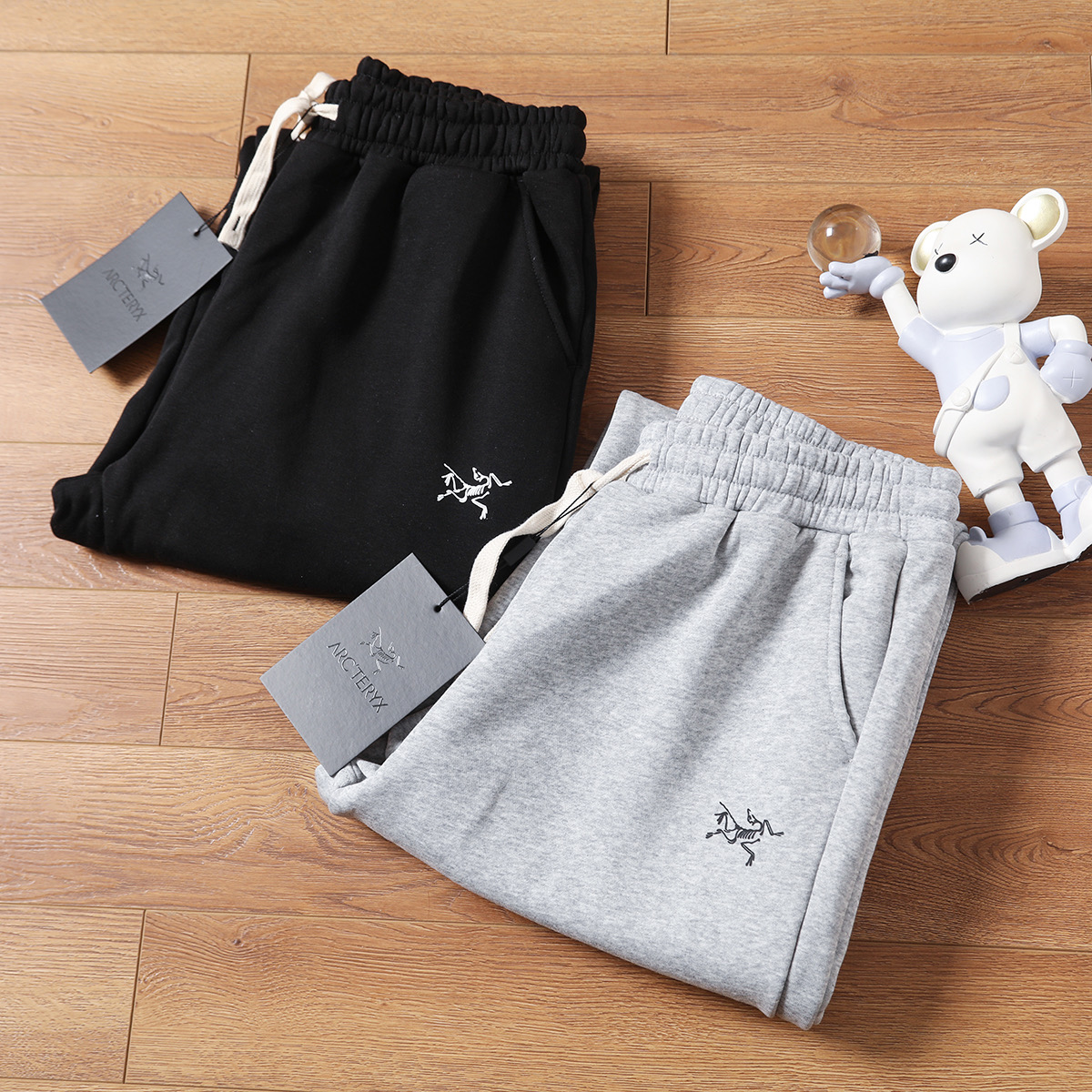 💰100
(加绒)ARC'TERYX/始祖鸟冬季新品男士户外休闲加绒直筒卫裤!
客供定制纯棉面料!内里复合加绒,更加保暖!
抗皱性稳定性强,持久耐穿,不易变形,历久弥新!
不用担心会紧绷,活动非常的自如不受拘束!
内里复合加绒,上身御寒保暖的同时,不显臃肿!
当你穿上的时候你会感叹,奢品果然是奢品!
3D立体裁剪,松紧腰可抽拉裤腰绳设计,设计菲常简洁!
奢品的裁剪与设计,向来都是拿捏到位的!
舒适透气不闷热!
好货可遇不可求,强烈推荐人手两条不为过!
尺码:S-2XL
颜色:黑色、灰色、
S裤长98腰围72臀围108
M裤长100腰围75臀围112
L裤长102腰围78臀围116
XL裤长104腰围81臀围120
2XL裤长106腰围84臀围124