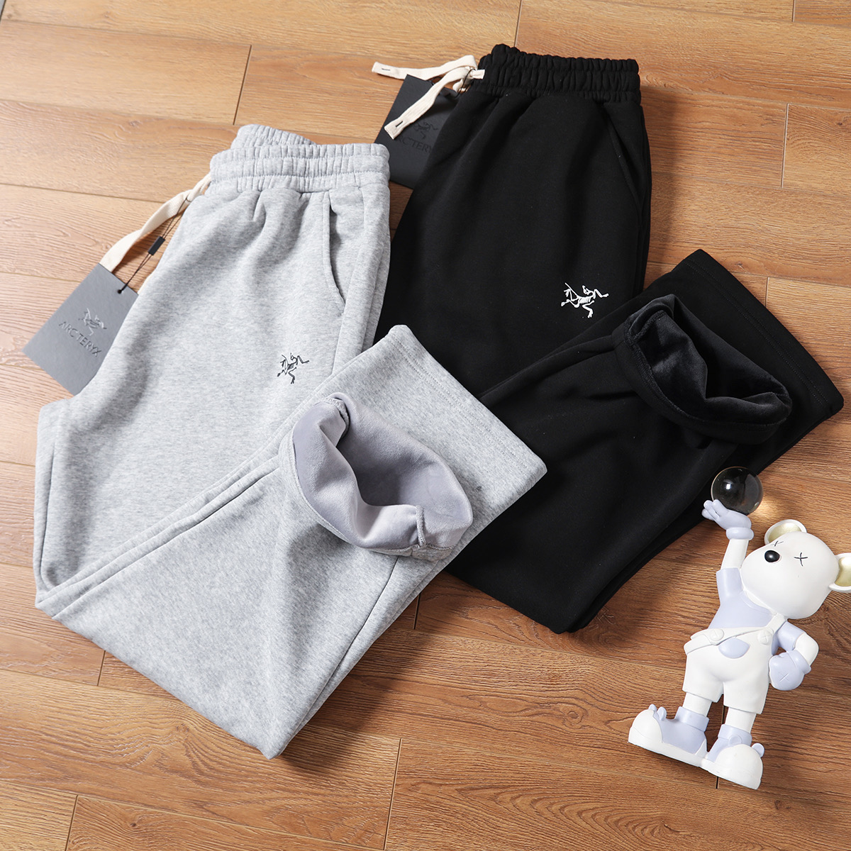 💰100
(加绒)ARC'TERYX/始祖鸟冬季新品男士户外休闲加绒直筒卫裤!
客供定制纯棉面料!内里复合加绒,更加保暖!
抗皱性稳定性强,持久耐穿,不易变形,历久弥新!
不用担心会紧绷,活动非常的自如不受拘束!
内里复合加绒,上身御寒保暖的同时,不显臃肿!
当你穿上的时候你会感叹,奢品果然是奢品!
3D立体裁剪,松紧腰可抽拉裤腰绳设计,设计菲常简洁!
奢品的裁剪与设计,向来都是拿捏到位的!
舒适透气不闷热!
好货可遇不可求,强烈推荐人手两条不为过!
尺码:S-2XL
颜色:黑色、灰色、
S裤长98腰围72臀围108
M裤长100腰围75臀围112
L裤长102腰围78臀围116
XL裤长104腰围81臀围120
2XL裤长106腰围84臀围124