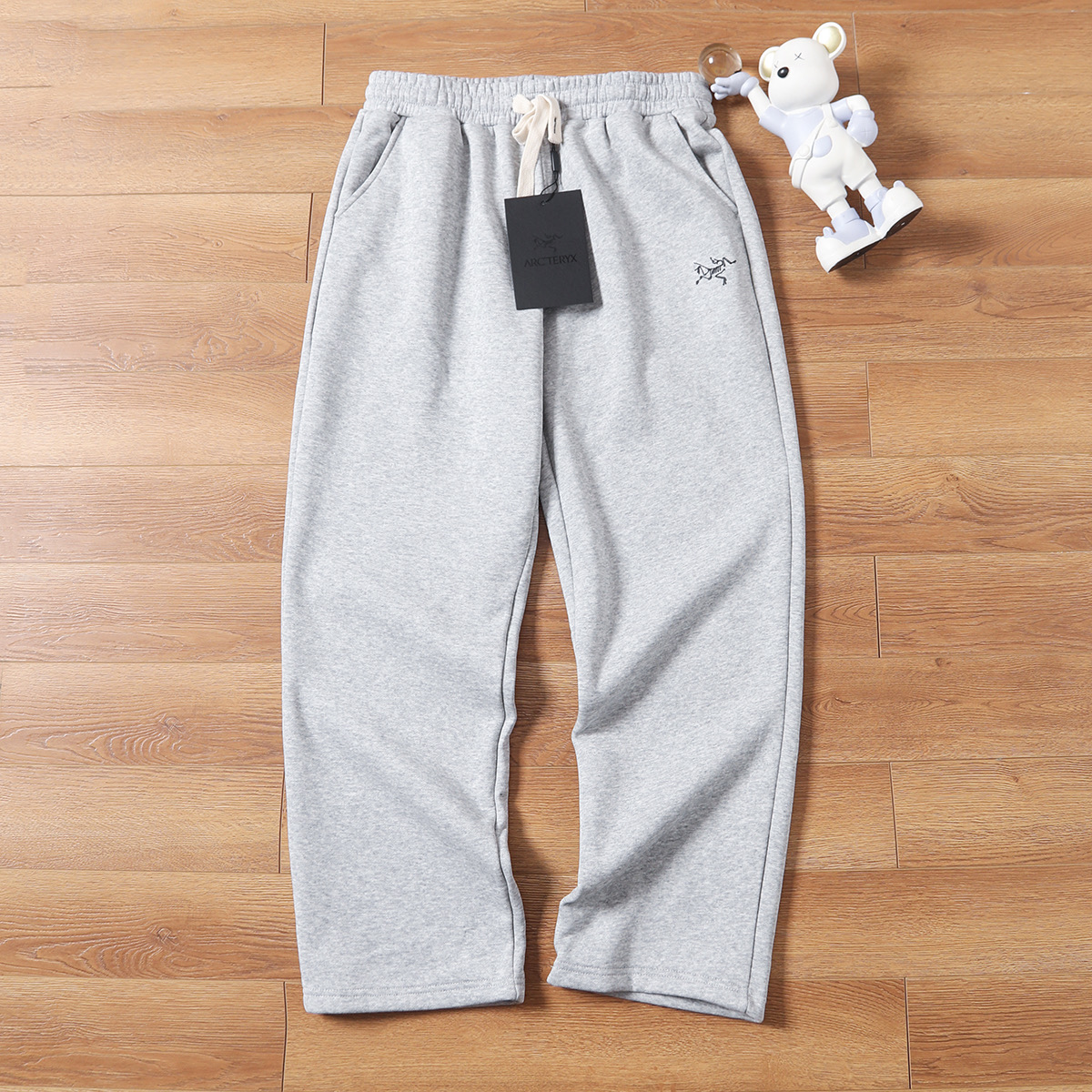 💰100
(加绒)ARC'TERYX/始祖鸟冬季新品男士户外休闲加绒直筒卫裤!
客供定制纯棉面料!内里复合加绒,更加保暖!
抗皱性稳定性强,持久耐穿,不易变形,历久弥新!
不用担心会紧绷,活动非常的自如不受拘束!
内里复合加绒,上身御寒保暖的同时,不显臃肿!
当你穿上的时候你会感叹,奢品果然是奢品!
3D立体裁剪,松紧腰可抽拉裤腰绳设计,设计菲常简洁!
奢品的裁剪与设计,向来都是拿捏到位的!
舒适透气不闷热!
好货可遇不可求,强烈推荐人手两条不为过!
尺码:S-2XL
颜色:黑色、灰色、
S裤长98腰围72臀围108
M裤长100腰围75臀围112
L裤长102腰围78臀围116
XL裤长104腰围81臀围120
2XL裤长106腰围84臀围124