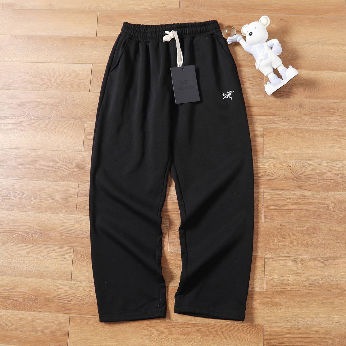 💰100
(加绒)ARC'TERYX/始祖鸟冬季新品男士户外休闲加绒直筒卫裤!
客供定制纯棉面料!内里复合加绒,更加保暖!
抗皱性稳定性强,持久耐穿,不易变形,历久弥新!
不用担心会紧绷,活动非常的自如不受拘束!
内里复合加绒,上身御寒保暖的同时,不显臃肿!
当你穿上的时候你会感叹,奢品果然是奢品!
3D立体裁剪,松紧腰可抽拉裤腰绳设计,设计菲常简洁!
奢品的裁剪与设计,向来都是拿捏到位的!
舒适透气不闷热!
好货可遇不可求,强烈推荐人手两条不为过!
尺码:S-2XL
颜色:黑色、灰色、
S裤长98腰围72臀围108
M裤长100腰围75臀围112
L裤长102腰围78臀围116
XL裤长104腰围81臀围120
2XL裤长106腰围84臀围124