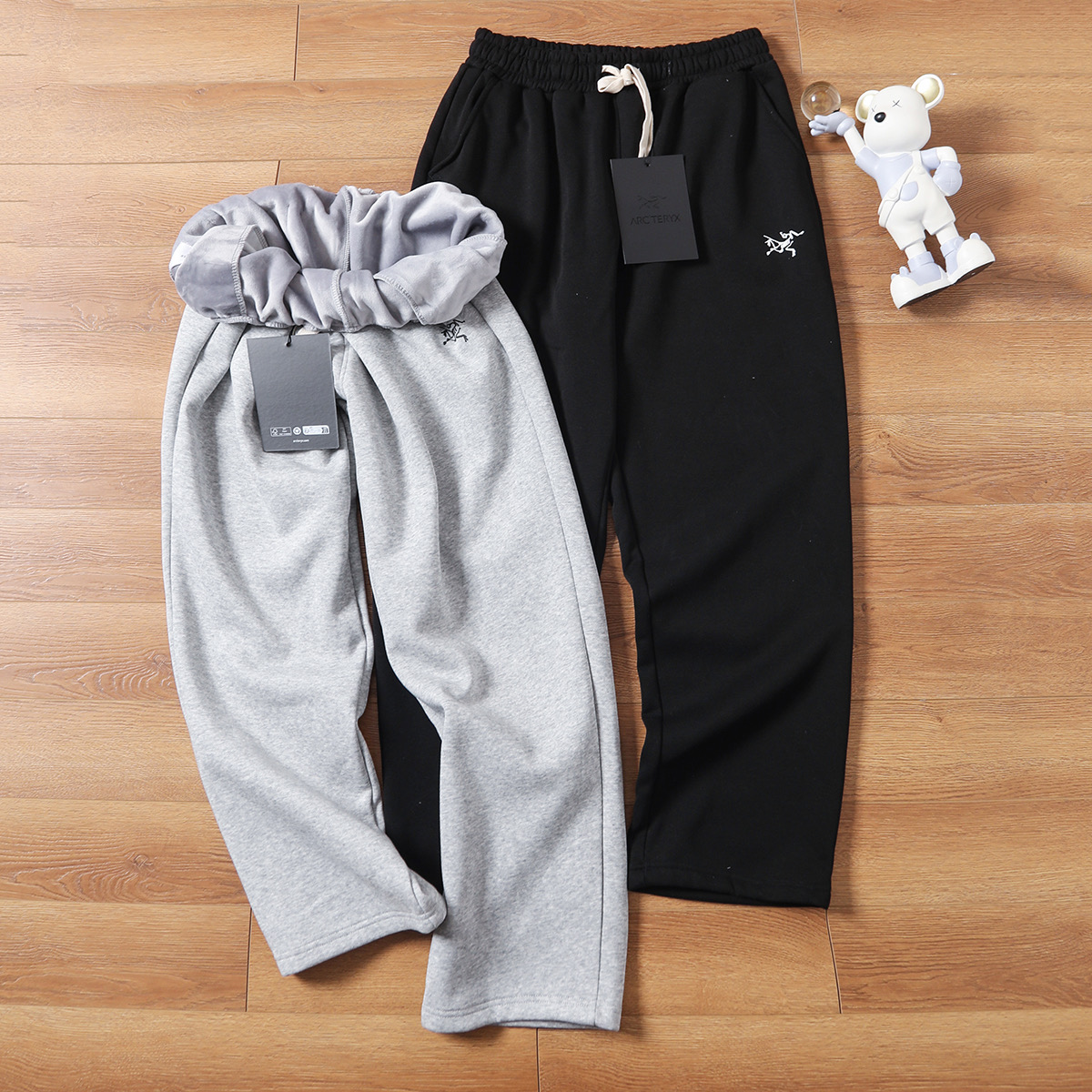 💰100
(加绒)ARC'TERYX/始祖鸟冬季新品男士户外休闲加绒直筒卫裤!
客供定制纯棉面料!内里复合加绒,更加保暖!
抗皱性稳定性强,持久耐穿,不易变形,历久弥新!
不用担心会紧绷,活动非常的自如不受拘束!
内里复合加绒,上身御寒保暖的同时,不显臃肿!
当你穿上的时候你会感叹,奢品果然是奢品!
3D立体裁剪,松紧腰可抽拉裤腰绳设计,设计菲常简洁!
奢品的裁剪与设计,向来都是拿捏到位的!
舒适透气不闷热!
好货可遇不可求,强烈推荐人手两条不为过!
尺码:S-2XL
颜色:黑色、灰色、
S裤长98腰围72臀围108
M裤长100腰围75臀围112
L裤长102腰围78臀围116
XL裤长104腰围81臀围120
2XL裤长106腰围84臀围124