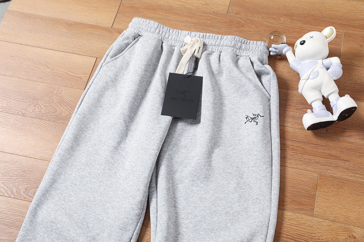 💰100
(加绒)ARC'TERYX/始祖鸟冬季新品男士户外休闲加绒直筒卫裤!
客供定制纯棉面料!内里复合加绒,更加保暖!
抗皱性稳定性强,持久耐穿,不易变形,历久弥新!
不用担心会紧绷,活动非常的自如不受拘束!
内里复合加绒,上身御寒保暖的同时,不显臃肿!
当你穿上的时候你会感叹,奢品果然是奢品!
3D立体裁剪,松紧腰可抽拉裤腰绳设计,设计菲常简洁!
奢品的裁剪与设计,向来都是拿捏到位的!
舒适透气不闷热!
好货可遇不可求,强烈推荐人手两条不为过!
尺码:S-2XL
颜色:黑色、灰色、
S裤长98腰围72臀围108
M裤长100腰围75臀围112
L裤长102腰围78臀围116
XL裤长104腰围81臀围120
2XL裤长106腰围84臀围124