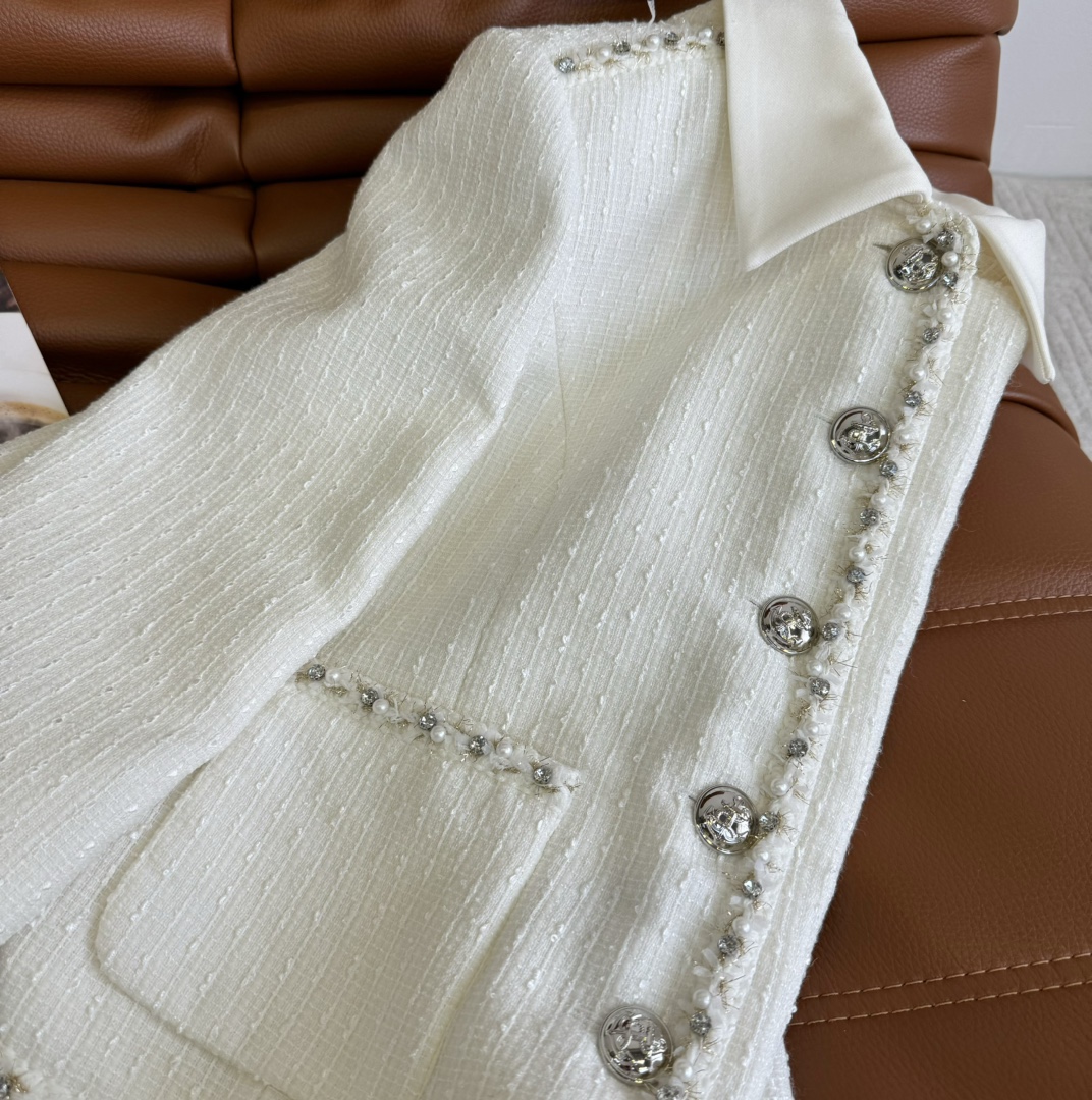 24新品珍珠带镶边设计套装谁穿上都有种富家千金的优雅贵气美貌和实力并存简直就是宝藏穿搭指南短款小外套搭配