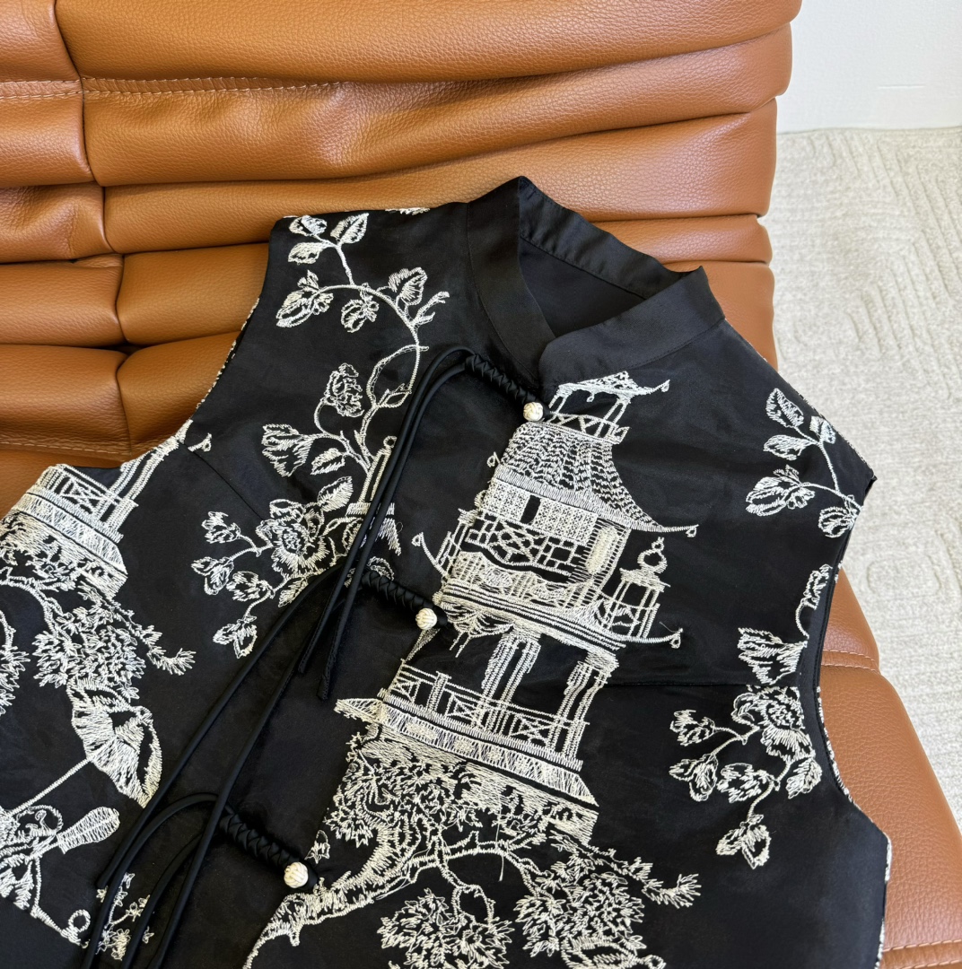 24春夏国风新中式设计套装复古优雅面料是重磅独家定制复古图案重工全刺绣外层是天丝薄纱里面是丝毛材质特别重