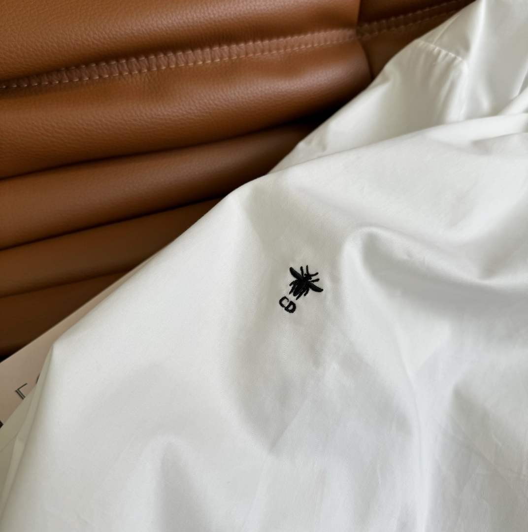江疏影周也同款24春夏小蜜蜂刺绣白衬衫优雅感满满宽松有余量版型也可以搭配腰带穿对身材没有限制采用棉质面料