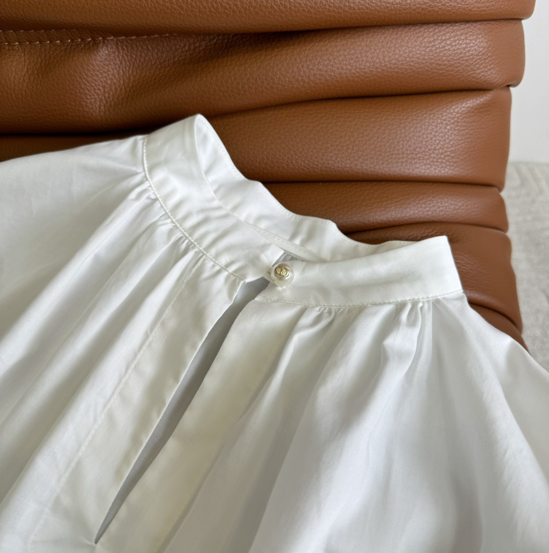 江疏影周也同款24春夏小蜜蜂刺绣白衬衫优雅感满满宽松有余量版型也可以搭配腰带穿对身材没有限制采用棉质面料