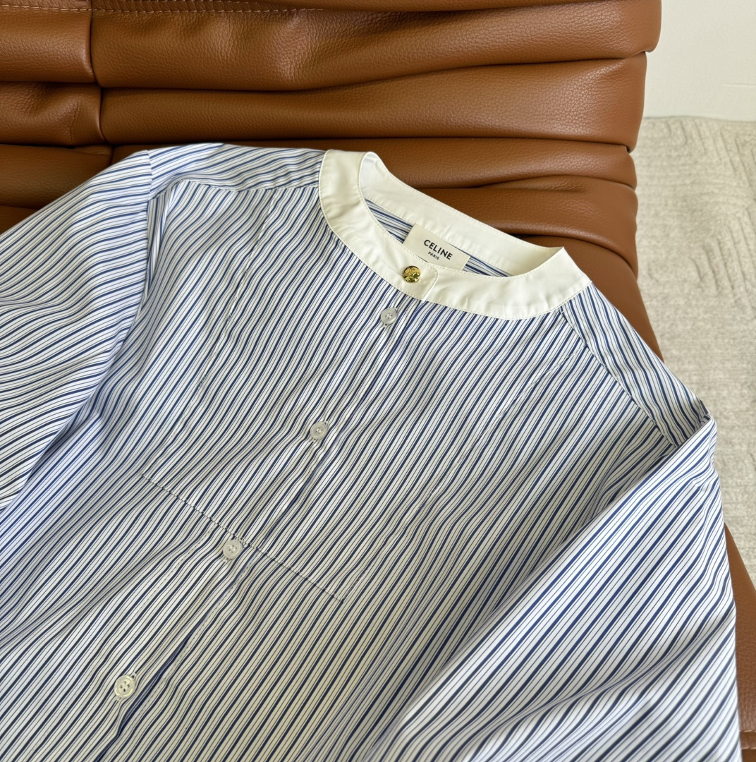 24春夏蓝白条纹短款衬衫这件推荐自留上身真的好看袖子是拼接式的立体灯笼袖设计很特别的设计感更加俏皮手臂有