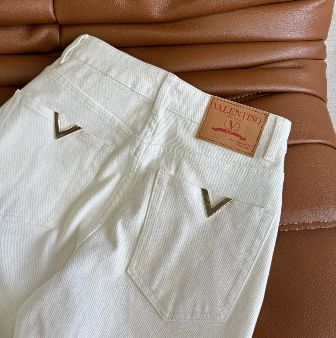 万年经典24新品后背双V金属口袋设计牛仔裤白色直筒牛仔裤就是各种好穿衣橱里的必备单品一万年不过时要时髦还