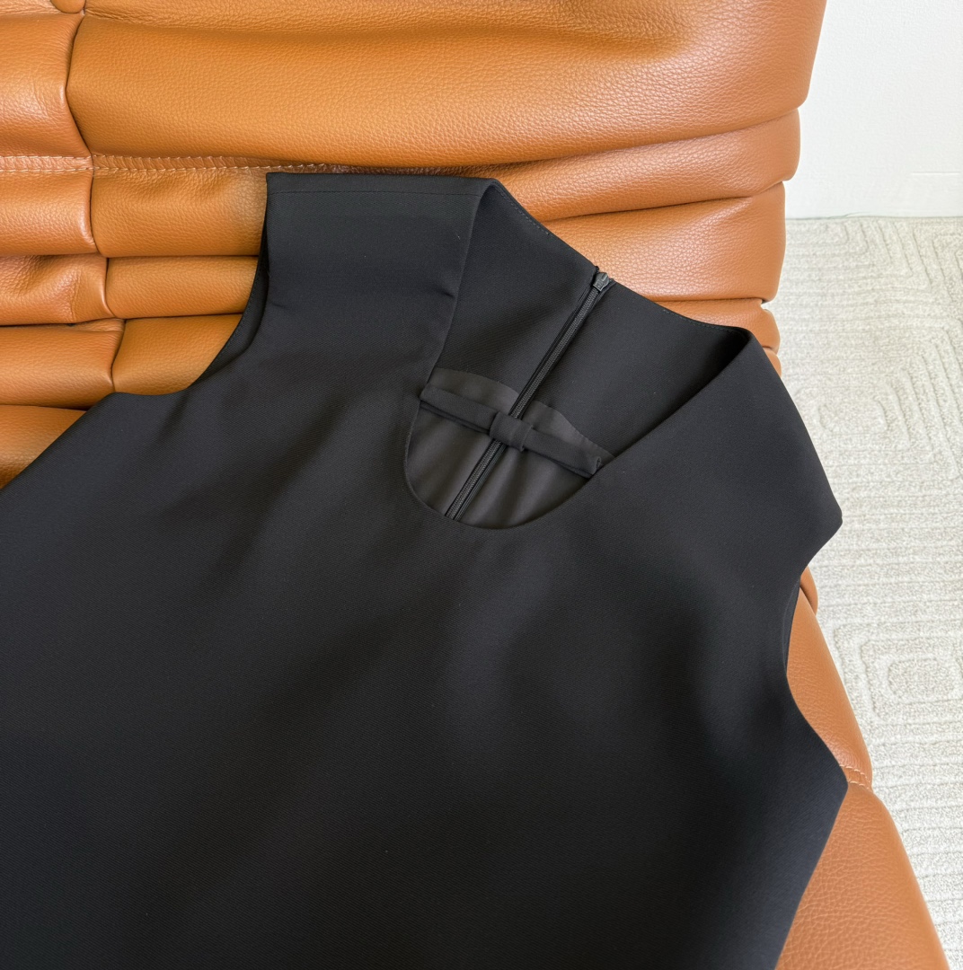 一眼爱上的小黑裙24春夏下摆网纱扭花撞色拼接连衣裙领口的小蝴蝶结也是点缀的恰到好处直筒版型对身材包容性真