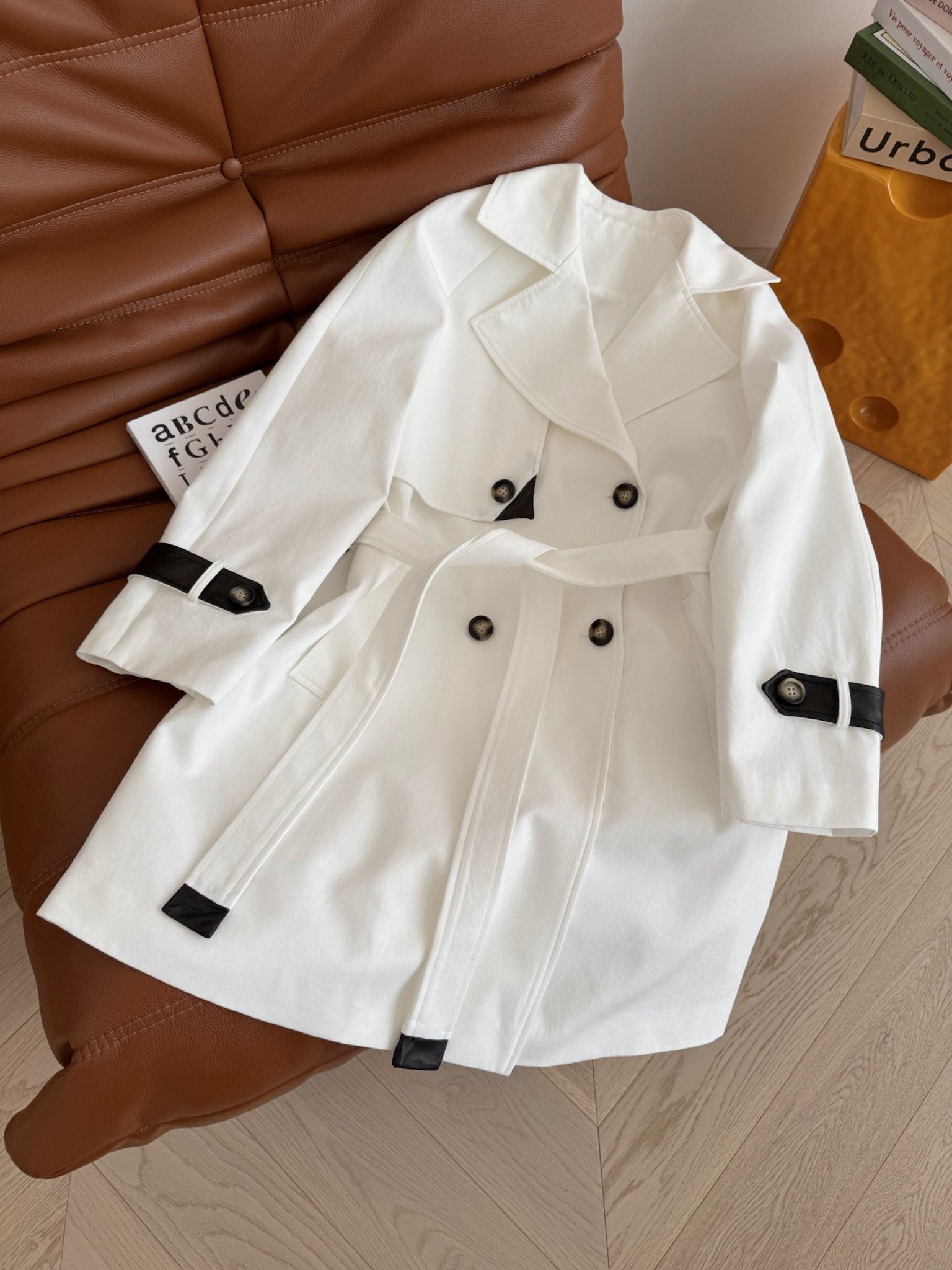 白色风衣巨好看 25秋冬 真皮小羊皮拼接白色风衣外套 巨拉风巨时髦 太有氛围感了 这一件可以穿到天荒地老