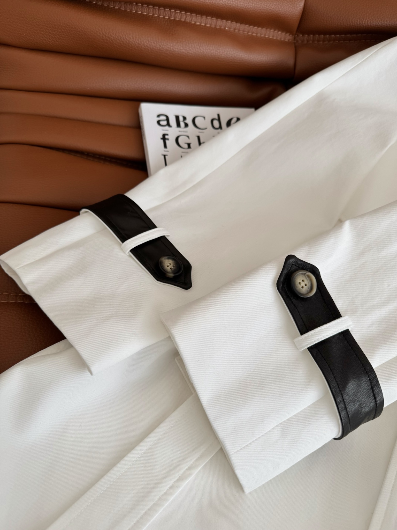 白色风衣巨好看 25秋冬 真皮小羊皮拼接白色风衣外套 巨拉风巨时髦 太有氛围感了 这一件可以穿到天荒地老