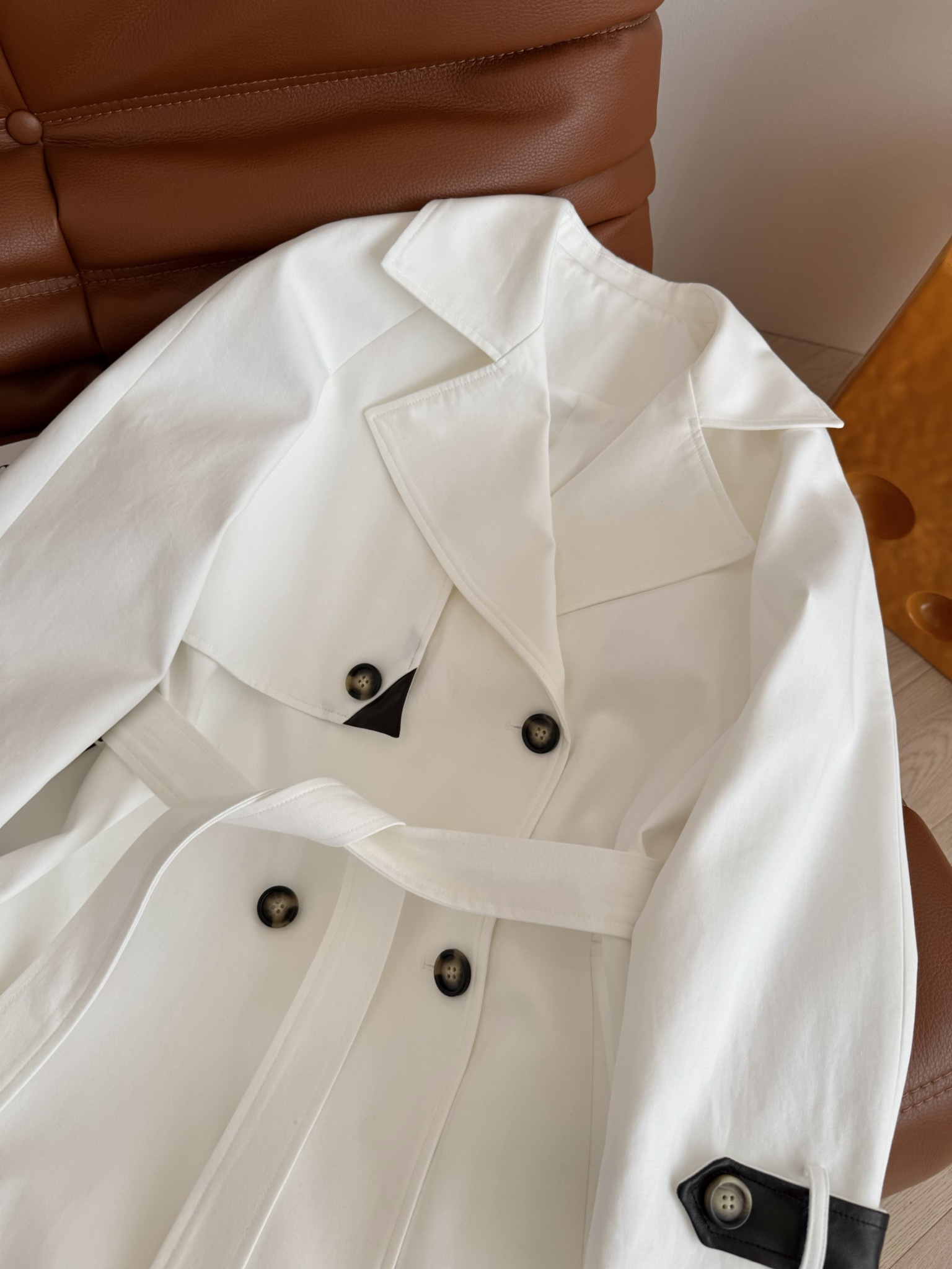 白色风衣巨好看 25秋冬 真皮小羊皮拼接白色风衣外套 巨拉风巨时髦 太有氛围感了 这一件可以穿到天荒地老