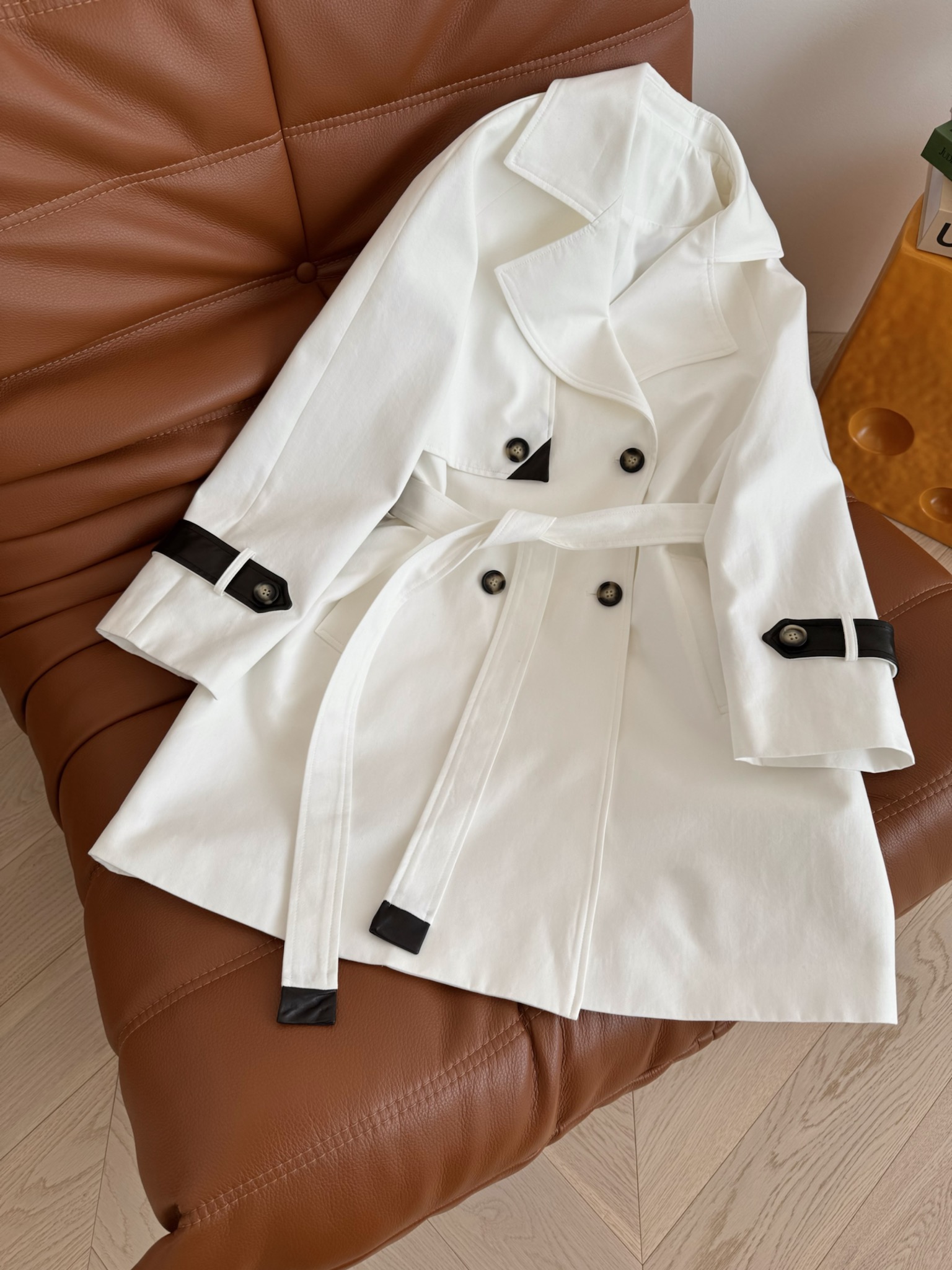 白色风衣巨好看 25秋冬 真皮小羊皮拼接白色风衣外套 巨拉风巨时髦 太有氛围感了 这一件可以穿到天荒地老