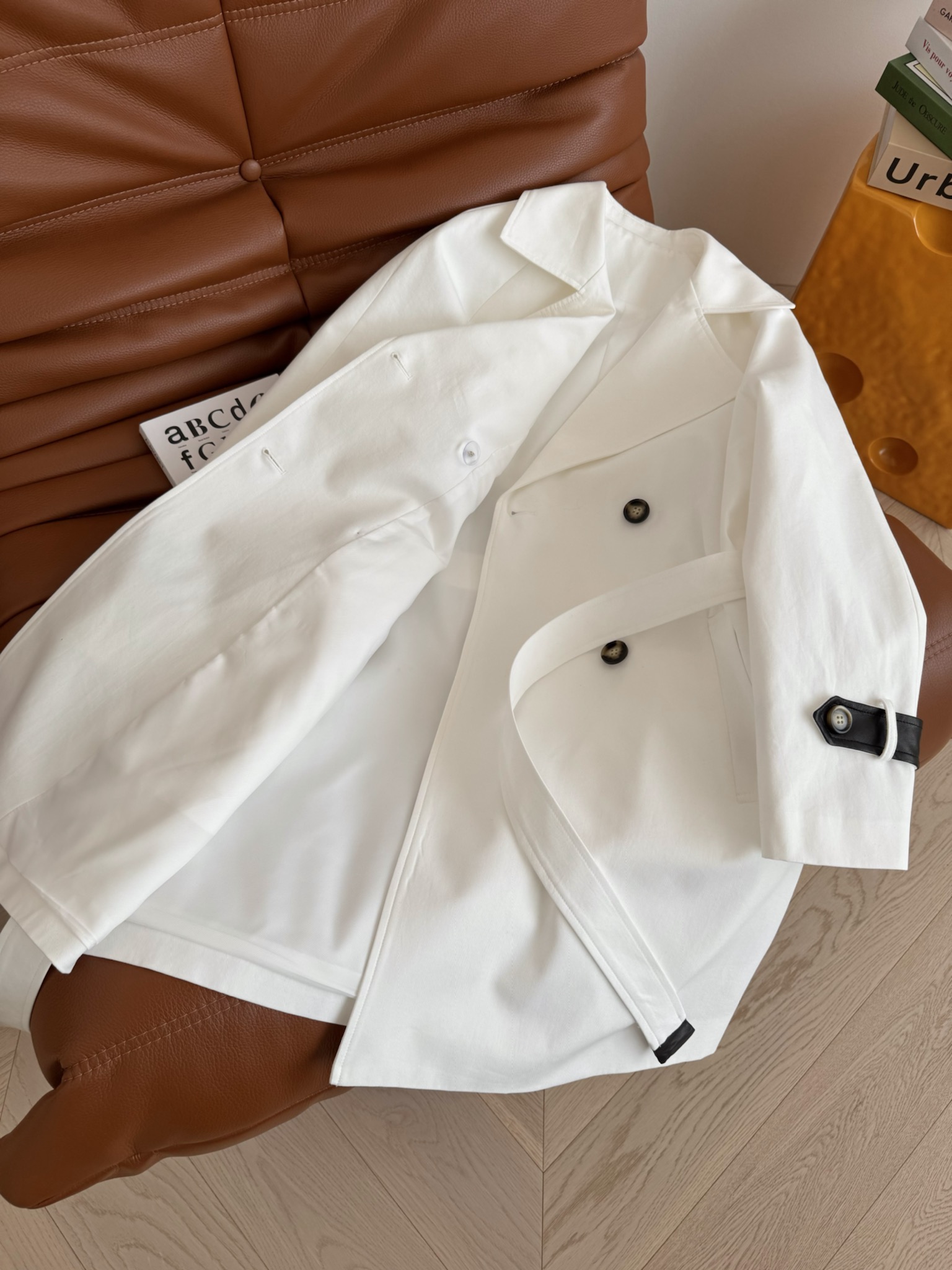 白色风衣巨好看 25秋冬 真皮小羊皮拼接白色风衣外套 巨拉风巨时髦 太有氛围感了 这一件可以穿到天荒地老