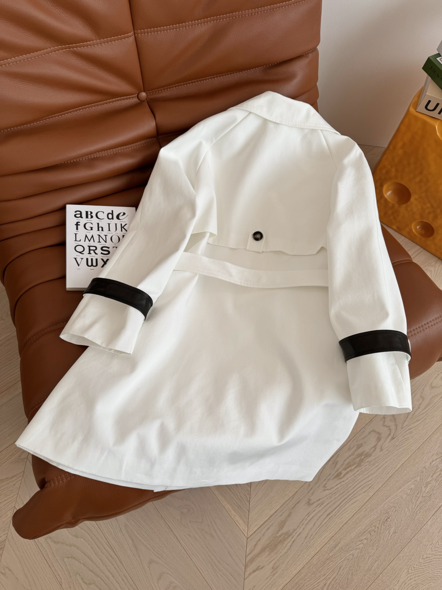 白色风衣巨好看 25秋冬 真皮小羊皮拼接白色风衣外套 巨拉风巨时髦 太有氛围感了 这一件可以穿到天荒地老