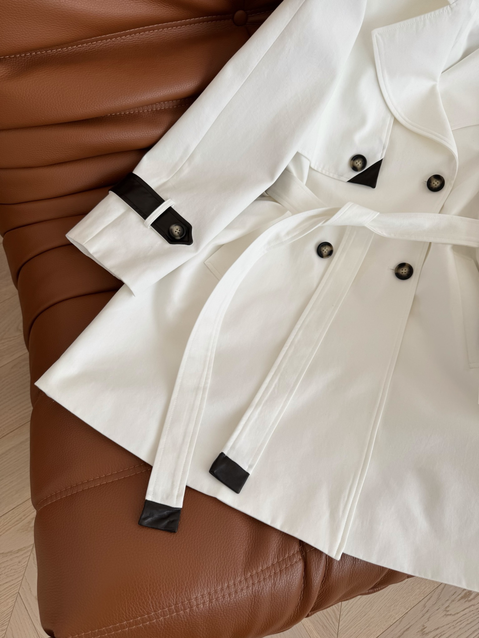 白色风衣巨好看 25秋冬 真皮小羊皮拼接白色风衣外套 巨拉风巨时髦 太有氛围感了 这一件可以穿到天荒地老