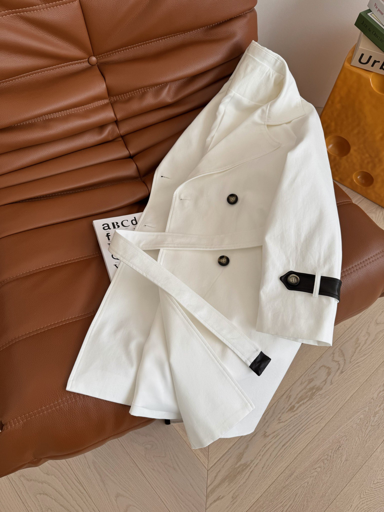 白色风衣巨好看 25秋冬 真皮小羊皮拼接白色风衣外套 巨拉风巨时髦 太有氛围感了 这一件可以穿到天荒地老