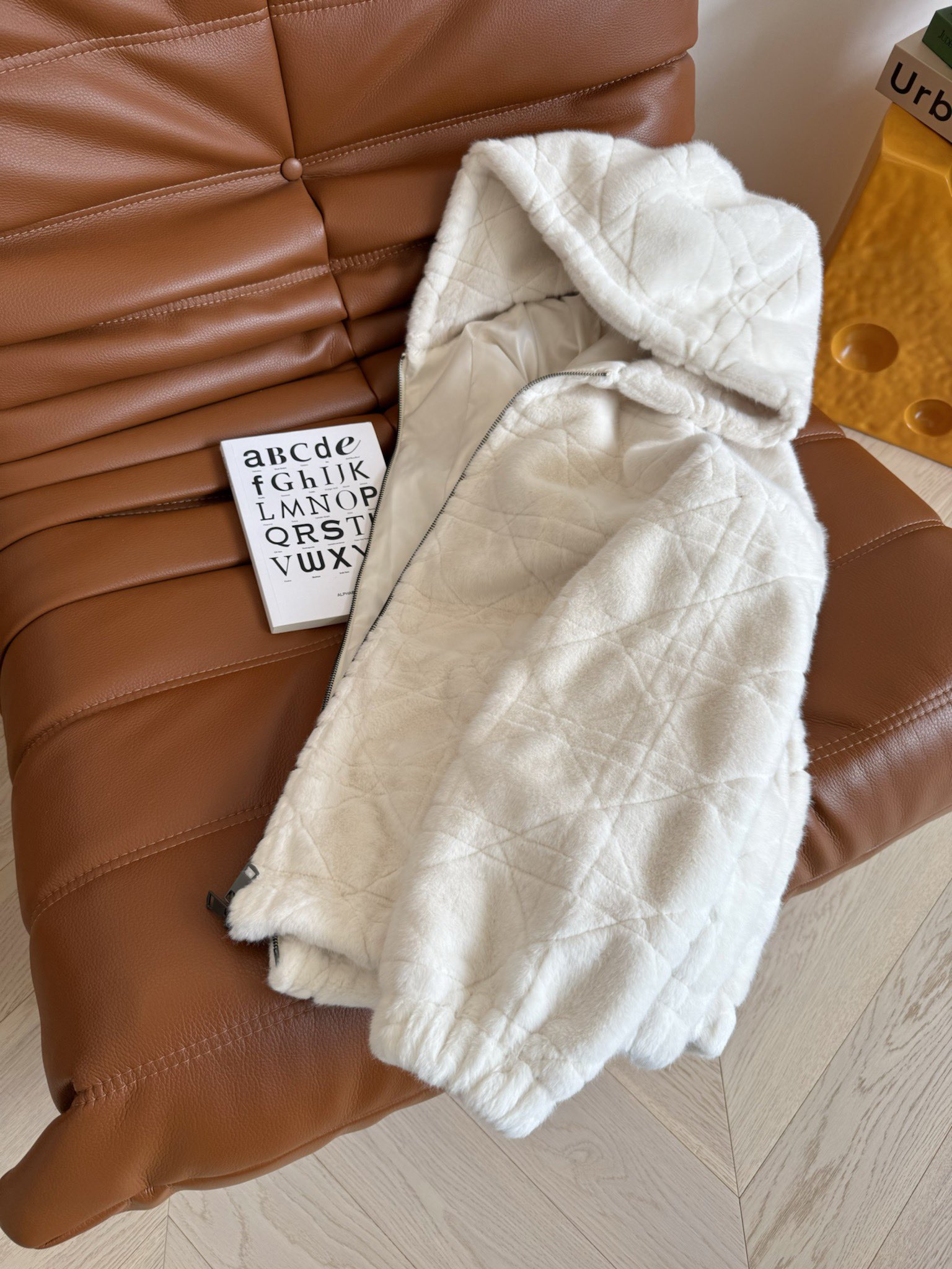 冬天就是要毛绒绒的温暖 25秋冬 环保仿貂绒连帽外套 经典戴妃格纹超好看 选用了绒毛轻盈密实 质感软糯有