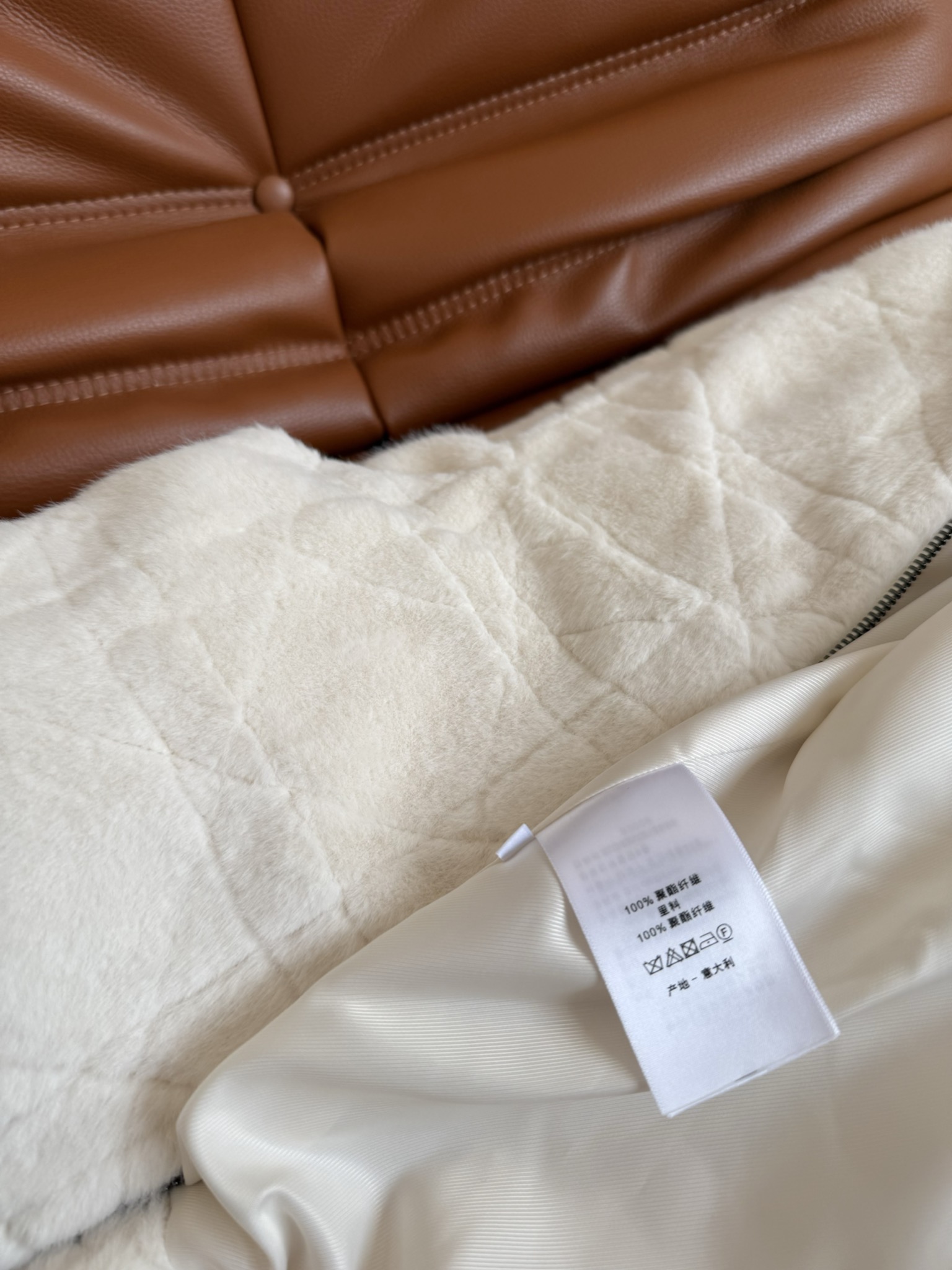 冬天就是要毛绒绒的温暖 25秋冬 环保仿貂绒连帽外套 经典戴妃格纹超好看 选用了绒毛轻盈密实 质感软糯有