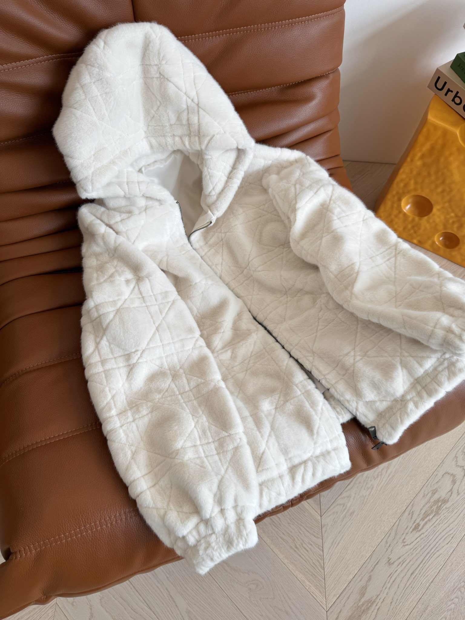 冬天就是要毛绒绒的温暖 25秋冬 环保仿貂绒连帽外套 经典戴妃格纹超好看 选用了绒毛轻盈密实 质感软糯有