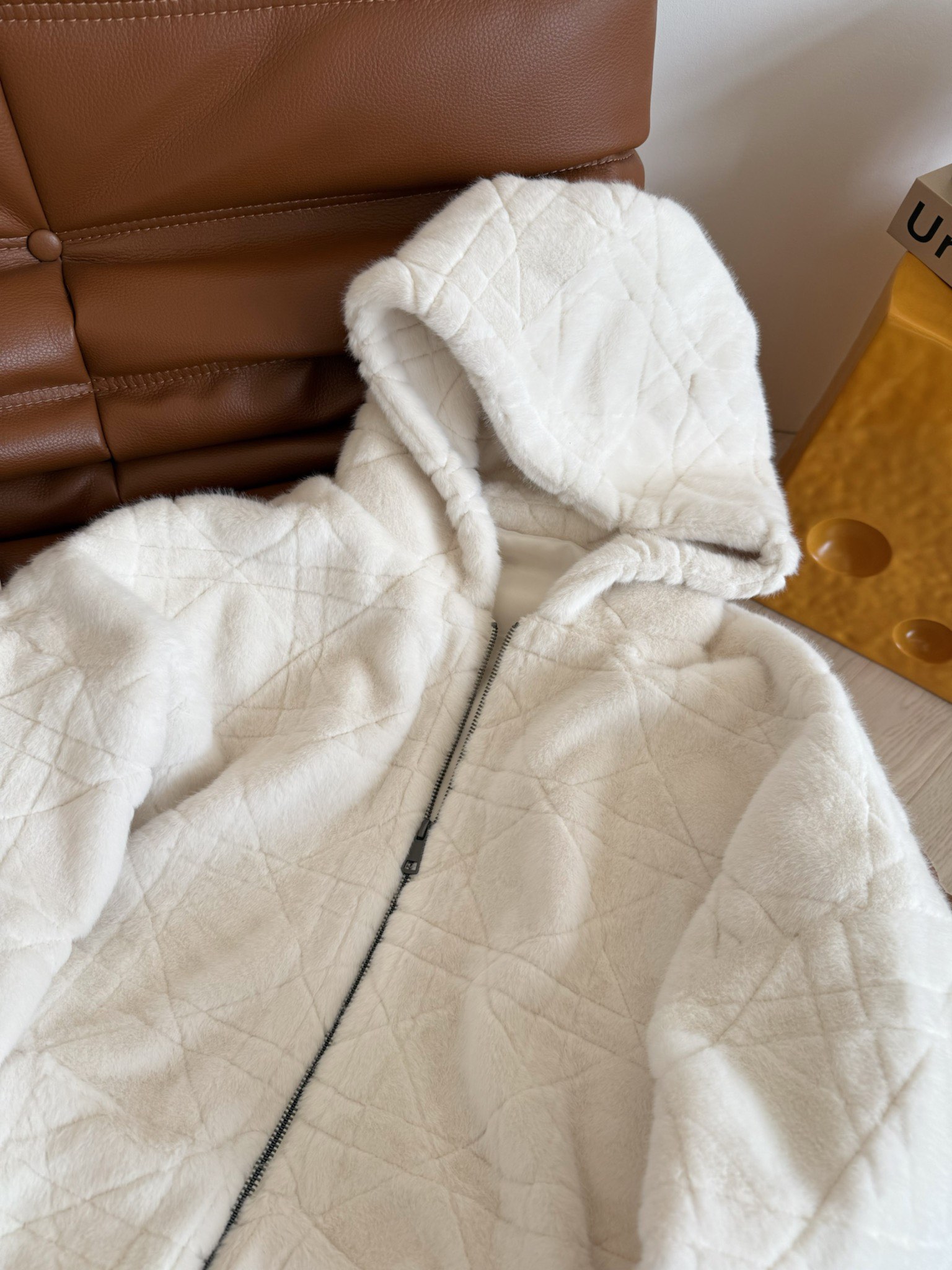 冬天就是要毛绒绒的温暖 25秋冬 环保仿貂绒连帽外套 经典戴妃格纹超好看 选用了绒毛轻盈密实 质感软糯有