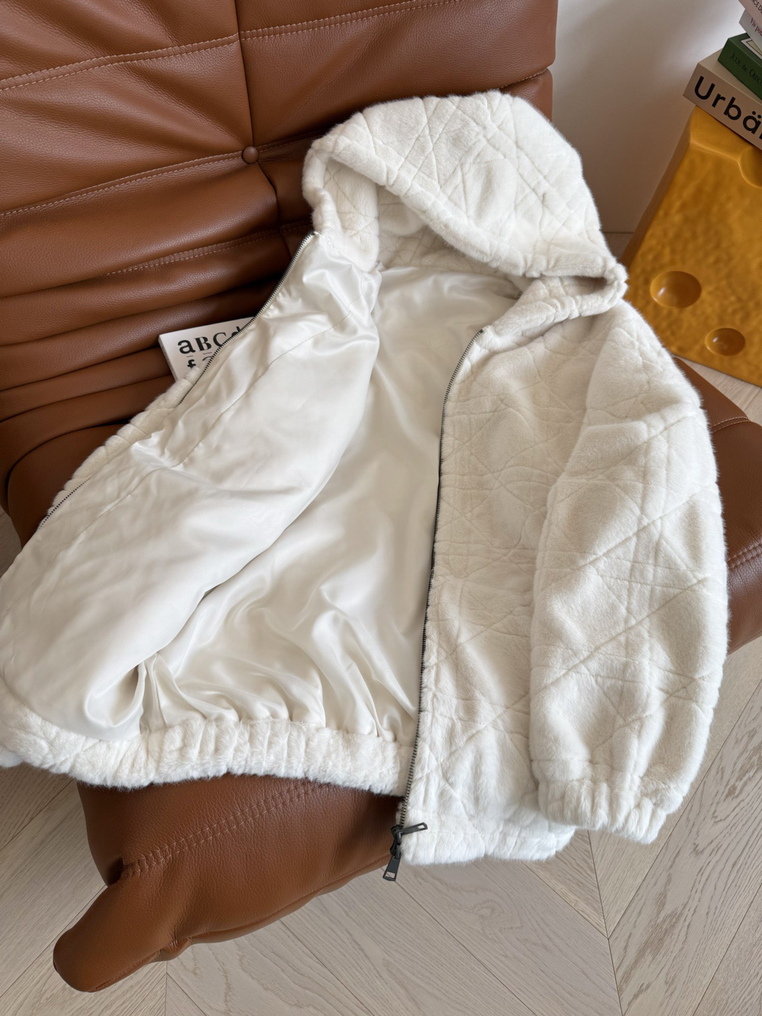 冬天就是要毛绒绒的温暖 25秋冬 环保仿貂绒连帽外套 经典戴妃格纹超好看 选用了绒毛轻盈密实 质感软糯有