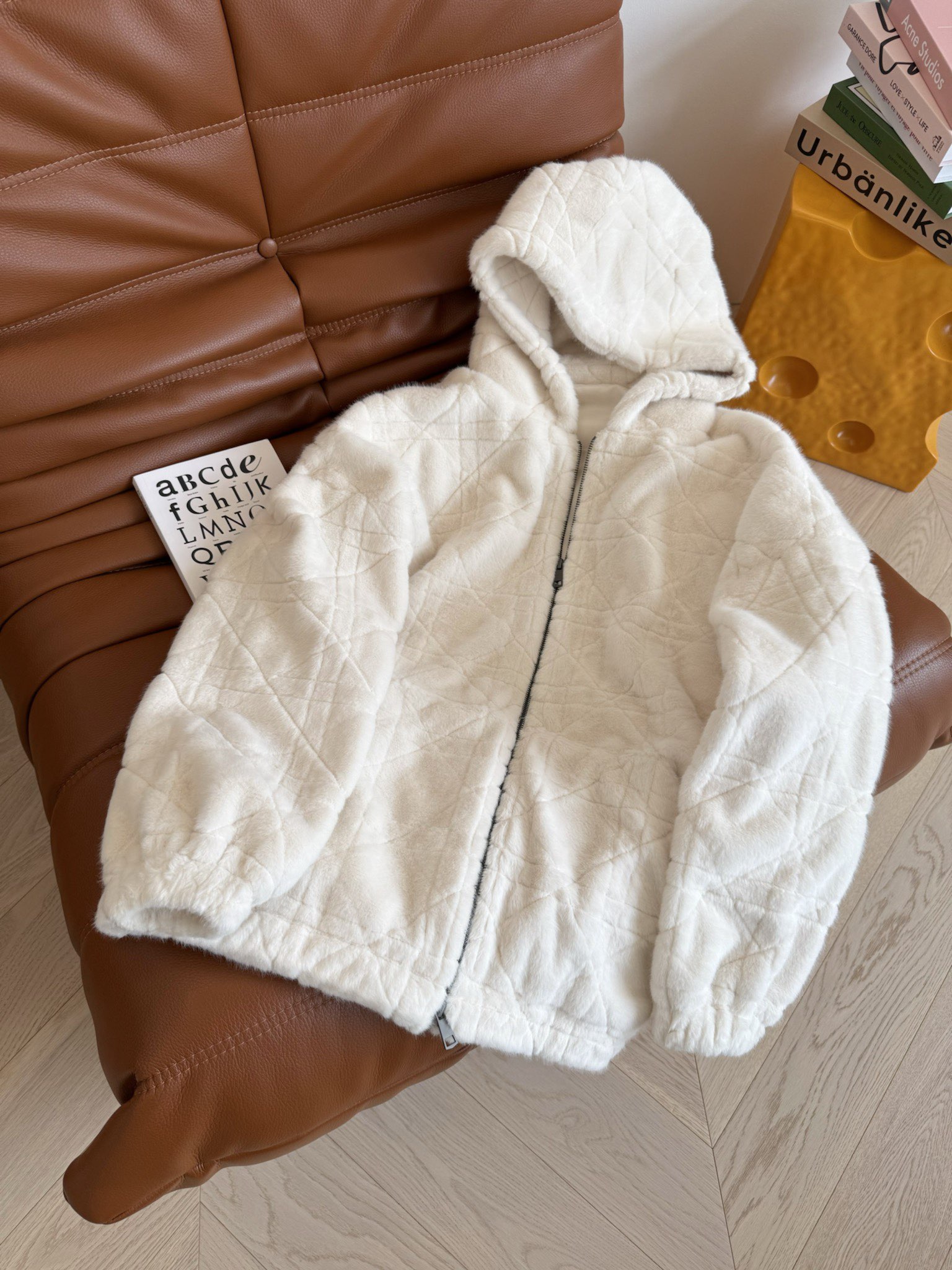 冬天就是要毛绒绒的温暖 25秋冬 环保仿貂绒连帽外套 经典戴妃格纹超好看 选用了绒毛轻盈密实 质感软糯有